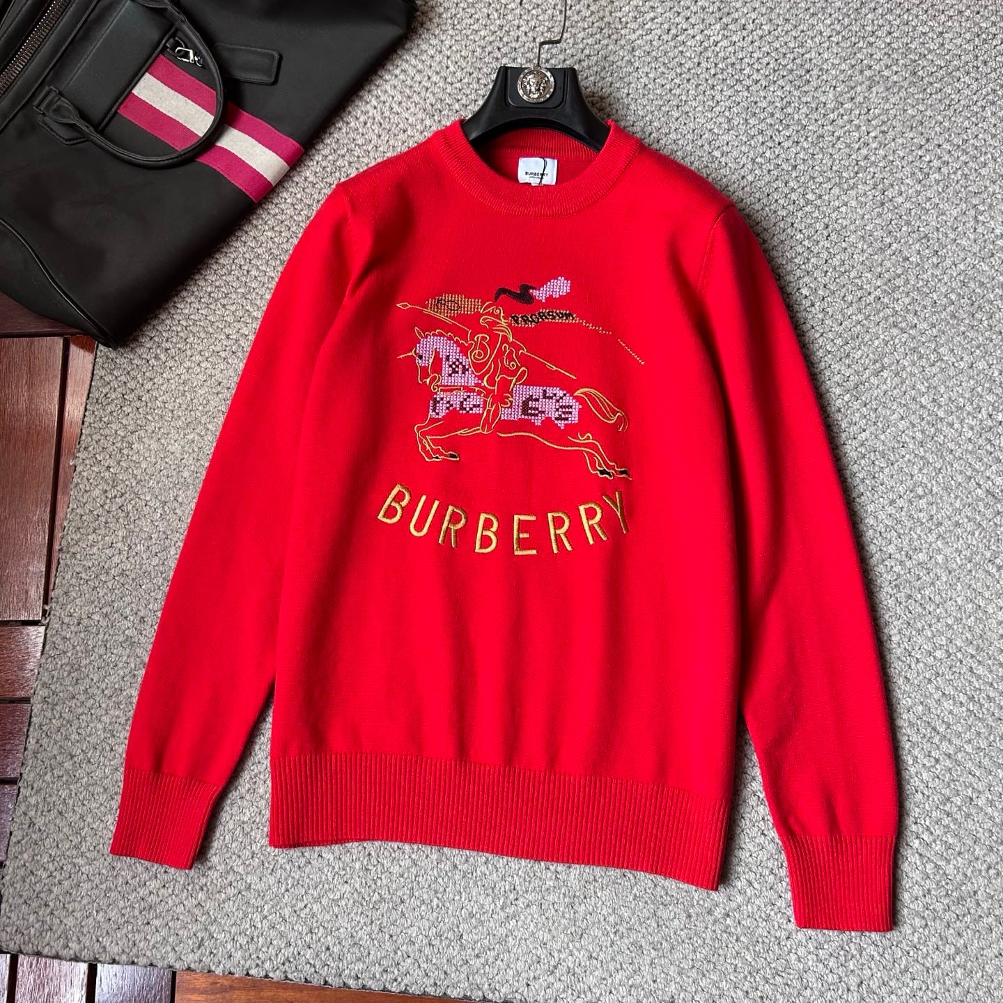 NO:729803,Burberry - supports the New Year - a prosperous New Year, a must-have for the year of the zodiac. 2025 new autumn and winter sweaters, casual, fashionable and warm, can be worn alone as a base layer. Imported wool blended wool has strong warmth retention, does not irritate the skin, can be worn close to the body, simple style, and imported wool knitted fabric, perfect for base layering in autumn and winter!  Size M-3XL,,burberry,sweaters,19860909巴宝莉 -支持年后-红红火火过新年,本命年必备. 2025秋冬新品毛衣,休闲时尚保暖,打底单穿都可以进口羊毛混纺羊毛,保暖性很强,不刺激皮肤,可贴身穿,简约的风格 配以进口羊毛针织面料,秋冬季单穿打底神器！码数M-3XL,,burberry,sweaters,,Men's clothing
