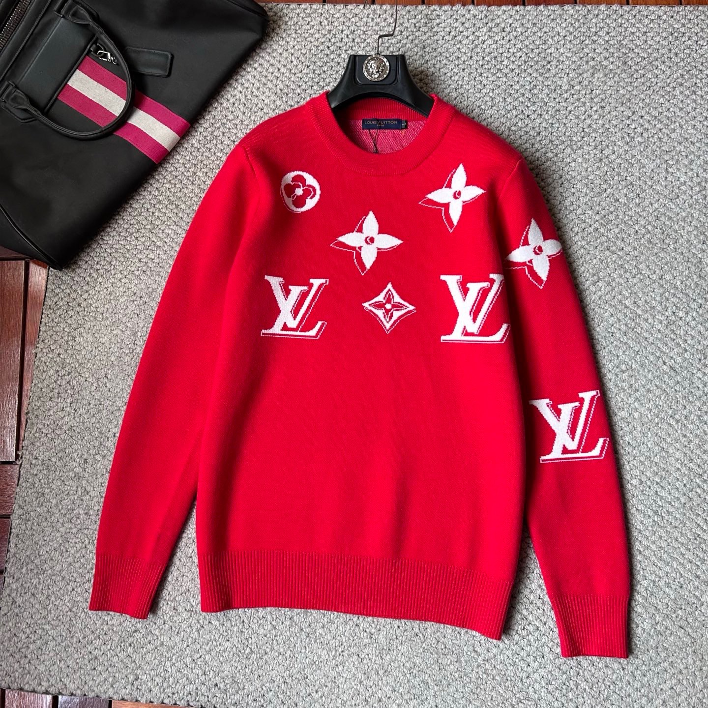NO:731778,LV - supports New Year's Eve - a prosperous New Year, a must-have in the year of your birth year. 2025 new autumn and winter sweaters, casual, fashionable and warm, can be worn alone as a base layer. Imported wool blended wool has strong warmth retention, does not irritate the skin, can be worn close to the body, simple style, equipped with imported wool knitted fabric, a magic base layer for single wear in autumn and winter!  Size M-3XL,,louis vuitton,sweaters,19860909LV -支持年后-红红火火过新年,本命年必备. 2025秋冬新品毛衣,休闲时尚保暖,打底单穿都可以进口羊毛混纺羊毛,保暖性很强,不刺激皮肤,可贴身穿,简约的风格 配以进口羊毛针织面料,秋冬季单穿打底神器！码数M-3XL,,louis vuitton,sweaters,,Men's clothing