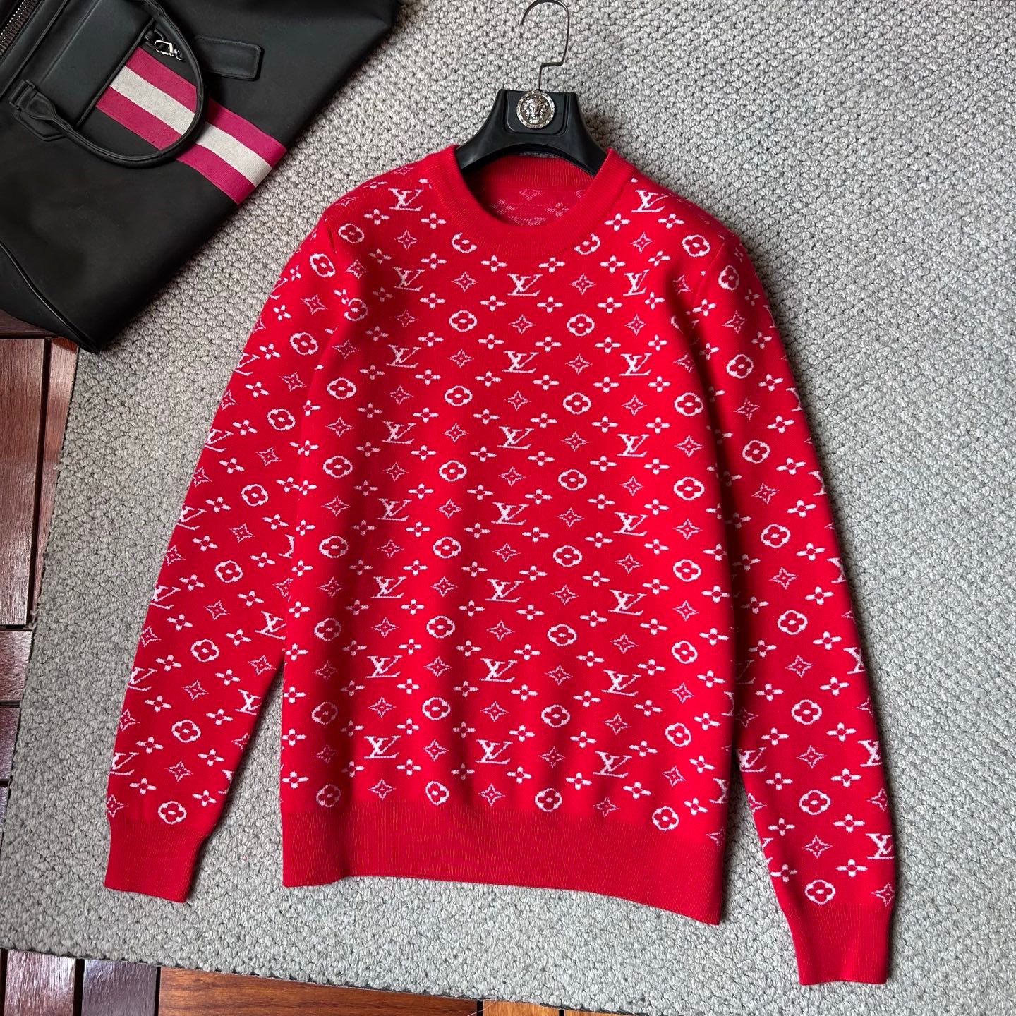 NO:729746,LV - supports New Year's Eve - a prosperous New Year, a must-have in the year of your birth year. 2025 new autumn and winter sweaters, casual, fashionable and warm, can be worn alone as a base layer. Imported wool blended wool has strong warmth retention, does not irritate the skin, can be worn close to the body, simple style, equipped with imported wool knitted fabric, a magic base layer for single wear in autumn and winter!  Size M-3XL,,louis vuitton,sweaters,19860909LV -支持年后-红红火火过新年,本命年必备. 2025秋冬新品毛衣,休闲时尚保暖,打底单穿都可以进口羊毛混纺羊毛,保暖性很强,不刺激皮肤,可贴身穿,简约的风格 配以进口羊毛针织面料,秋冬季单穿打底神器！码数M-3XL,,louis vuitton,sweaters,,Men's clothing