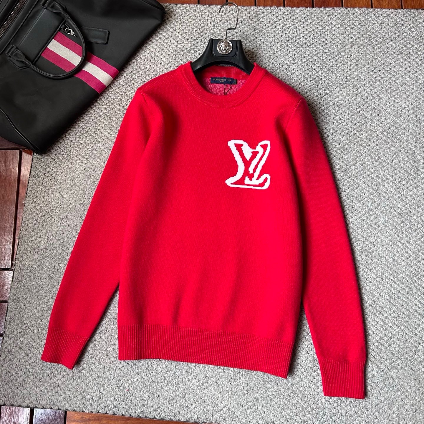 NO:729760,LV - supports New Year's Eve - a prosperous New Year, a must-have in the year of your birth year. 2025 new autumn and winter sweaters, casual, fashionable and warm, can be worn alone as a base layer. Imported wool blended wool has strong warmth retention, does not irritate the skin, can be worn close to the body, simple style, equipped with imported wool knitted fabric, a magic base layer for single wear in autumn and winter!  Size M-3XL,,louis vuitton,sweaters,19860909LV -支持年后-红红火火过新年,本命年必备. 2025秋冬新品毛衣,休闲时尚保暖,打底单穿都可以进口羊毛混纺羊毛,保暖性很强,不刺激皮肤,可贴身穿,简约的风格 配以进口羊毛针织面料,秋冬季单穿打底神器！码数M-3XL,,louis vuitton,sweaters,,Men's clothing