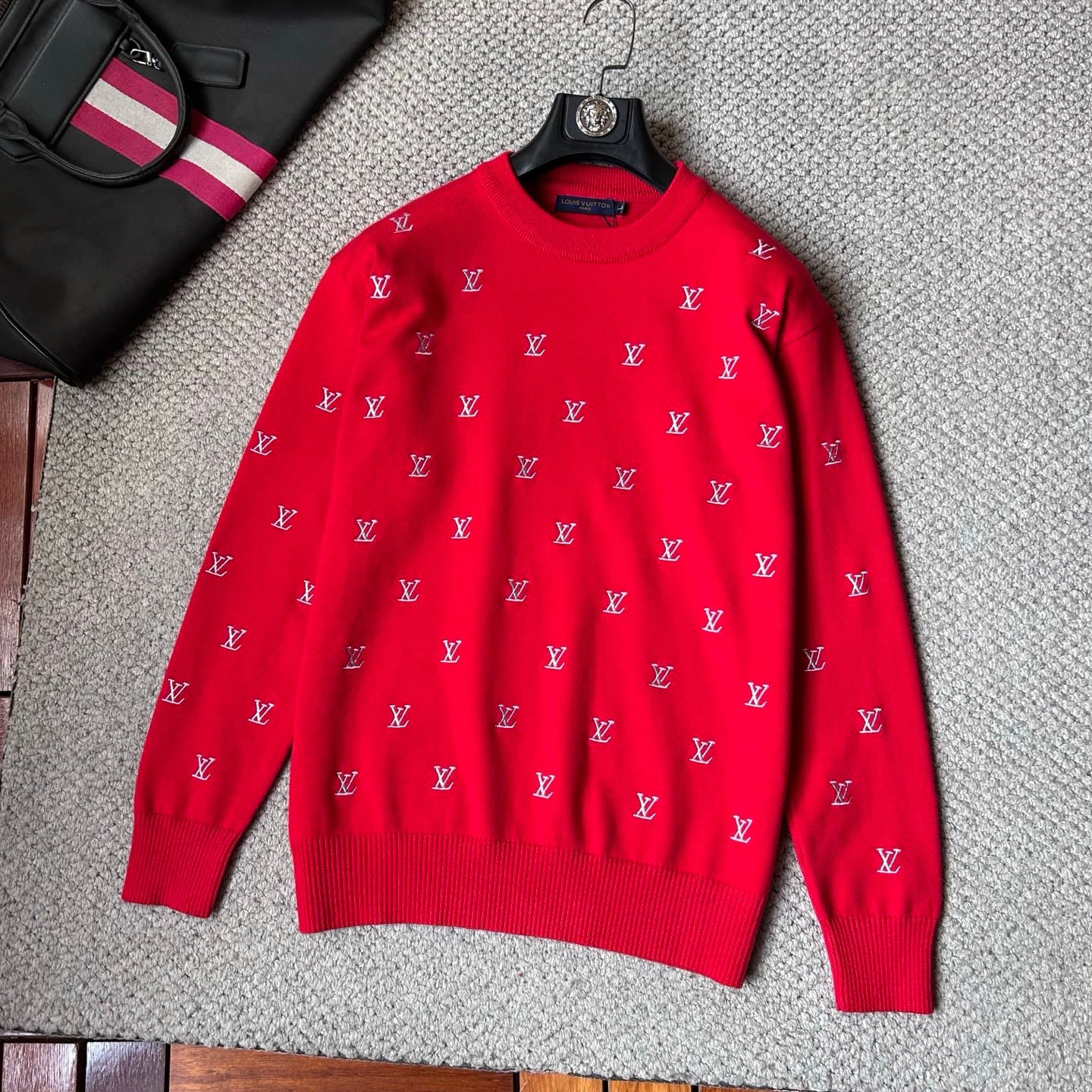 NO:729774,LV - supports New Year's Eve - a prosperous New Year, a must-have in the year of your birth year. 2025 new autumn and winter sweaters, casual, fashionable and warm, can be worn alone as a base layer. Imported wool blended wool has strong warmth retention, does not irritate the skin, can be worn close to the body, simple style, equipped with imported wool knitted fabric, a magic base layer for single wear in autumn and winter!  Size M-3XL,,louis vuitton,sweaters,19860909LV -支持年后-红红火火过新年,本命年必备. 2025秋冬新品毛衣,休闲时尚保暖,打底单穿都可以进口羊毛混纺羊毛,保暖性很强,不刺激皮肤,可贴身穿,简约的风格 配以进口羊毛针织面料,秋冬季单穿打底神器！码数M-3XL,,louis vuitton,sweaters,,Men's clothing