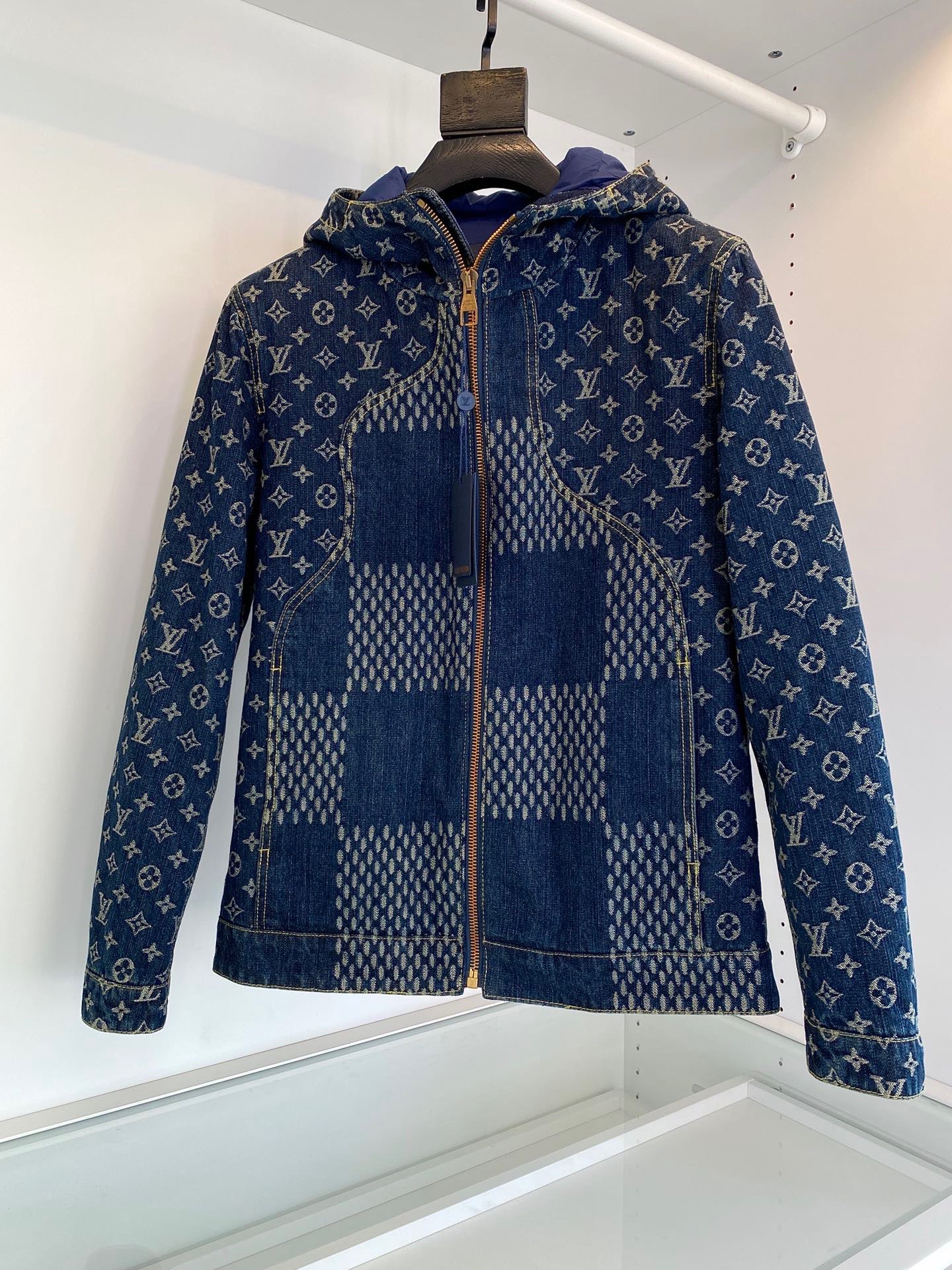 NO:729881,【LV】--Support replacement after the new year. Worn, washed, no tags, smelly, no after-sales service--Winter simple denim jacket, down jacket, 90 white duck down aristocratic high-level request order, high standard customization, the upper body is very stylish, classic and versatile, customer-supplied hardware, each has a unique logo, can be matched with any fashion in winter, a true top order, the version is also very good, slim version, highly recommended. 175 140 pounds wearing L  The maximum wear is about 190 pounds. It is recommended to state your height and weight to match the size. M-3XL., Louis Vuitton, jackets & coats, down jacket,19860909【 LV】--支持年后退换 穿过 洗过 没吊牌 有异味一律不售后--冬季简约 牛仔外套 羽绒服 90白鸭绒贵族高级别要求订单 高标准定制　上身非常有型 经典百搭 客供五金 每颗都有独特logo 冬季任何时装都可以搭配　真正的顶级订单 版型上也是非常的好 修身版型 强烈推荐.175 140斤穿L 最大穿190斤左右 .建 议报身高体重配码 .M-3XL.,,louis vuitton,jackets & coats,down jacket,,Men's clothing