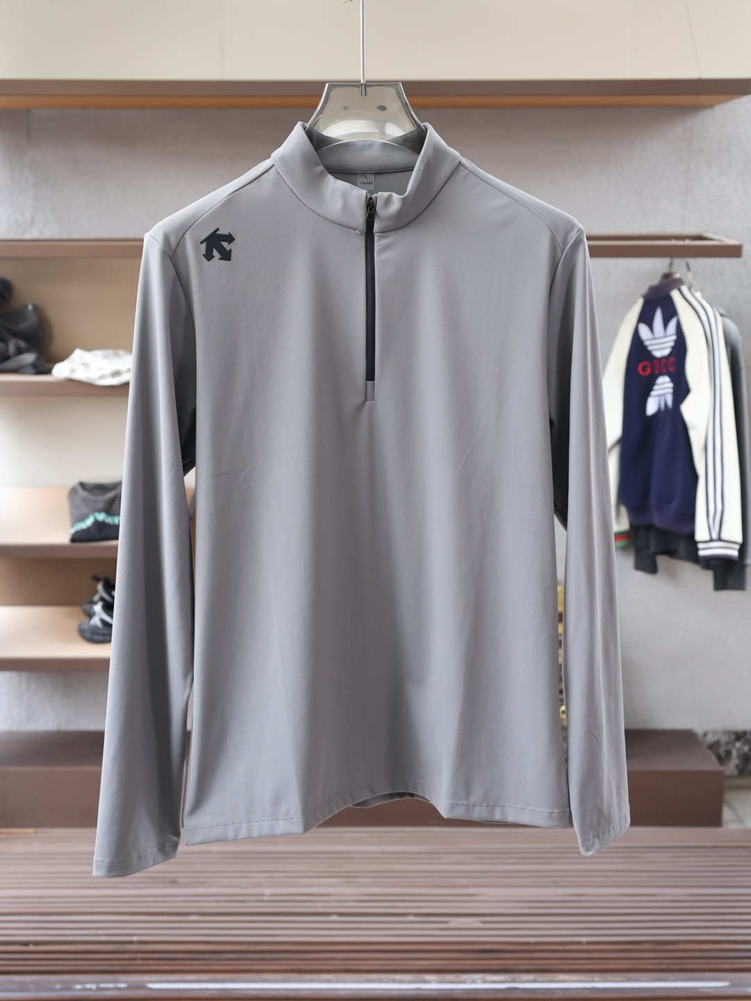 NO:725620,-Supports exchange after the new year-Descente-New long-sleeved Polo shirt in the autumn and winter series, designed with luxurious classic elements!  The use of comfortable and breathable knitted fabrics is at cabinet level, a predictable hit, advanced custom-made fabrics, master-level tailoring, invincible texture, excellent skin-friendliness, exquisite craftsmanship, smooth lines, perfect matching with the whole shirt. The design is unique, quite fashionable, and the overall light luxury and high-end  The details are so perfect, which proves the original craftsmanship, and the appearance is extremely high-quality. As a good-looking item, it can dominate the mix and match of the entire dressing season. It is quite eye-catching whether worn alone or as an inner layer. The upper body effect is superb, elegant and intellectual, and it is easy to highlight the temperament type!  Size M-3XL,,shirts,19860909-支持年后退换-迪桑特-秋冬系列上新 长袖Polo 衬衫,奢华经典元素设计！采用舒适透气针织面料属于入柜级别,可预见性的爆款,高级定制面料,大师级剪裁,质感无敌,亲肤性极佳工艺精湛,线条流畅,完美搭配整款衬衫的设计别具一格,颇具时髦感,整体轻奢高级 细节完美如斯,印证了原厂的匠心工艺,品相极为优等,作为颜值系的一款单品,可以主导整个穿搭季的混搭,无论单穿或者内搭都颇为吸睛,上身效果超赞,优雅而知性,极易凸显出气质的类型！尺码M-3XL,,shirts,,Men's clothing