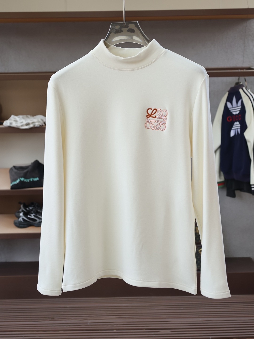 NO:725628,-Supports exchange after the year - Loewe - Autumn and winter high collar Fabric: Dejong brushed fabric. The surface of the fabric is sueded and has a smooth texture. It is skin-friendly and comfortable to wear. The cloth surface feels soft and waxy like clouds and is gently wrapped. The texture is unique and the structure is stable. The collar adopts a pull-neck structure, with clever embellishments of textured patch embroidery on the front and rear panels, which is rich in layers and full of design. Color: black, gray and white card size M-3XL  Version long sleeve T,,loewe,loewe,19860909-支持年后退换-罗意威Loewe- 秋冬高领 面料: 德容磨毛面料.面料表面食毛做磨毛工艺肌理平整,穿着亲肤舒适,布面触感软糯如云朵般温柔包裹,质感独特且结构稳定.衣领采用拉领结构,配合前后幅纹理贴布刺绣的巧妙点缀,层次丰富且充满设计感. 颜色: 黑色 灰白卡 码数M-3XL 版型长袖T,,loewe,loewe,,Men's clothing