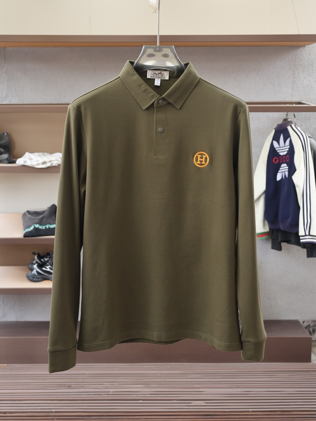 NO:725633,- Support exchange after the year - Hermes - New long-sleeved Polo shirt in the autumn and winter series, designed with luxurious classic elements!  The use of comfortable and breathable knitted fabrics is at cabinet level, a predictable hit, advanced custom-made fabrics, master-level tailoring, invincible texture, excellent skin-friendliness, exquisite craftsmanship, smooth lines, perfect matching with the whole shirt. The design is unique, quite fashionable, and the overall light luxury and high-end  The details are so perfect, which proves the original craftsmanship, and the appearance is extremely high-quality. As a good-looking item, it can dominate the mix and match of the entire dressing season. It is quite eye-catching whether worn alone or as an inner layer. The upper body effect is superb, elegant and intellectual, and it is easy to highlight the temperament type!  Size M-3XL,,hermes,hermes,shirts,19860909-支持年后退换-Hermes爱马仕-秋冬系列上新 长袖Polo 衬衫,奢华经典元素设计！采用舒适透气针织面料属于入柜级别,可预见性的爆款,高级定制面料,大师级剪裁,质感无敌,亲肤性极佳工艺精湛,线条流畅,完美搭配整款衬衫的设计别具一格,颇具时髦感,整体轻奢高级 细节完美如斯,印证了原厂的匠心工艺,品相极为优等,作为颜值系的一款单品,可以主导整个穿搭季的混搭,无论单穿或者内搭都颇为吸睛,上身效果超赞,优雅而知性,极易凸显出气质的类型！尺码M-3XL,,hermes,hermes,shirts,,Men's clothing