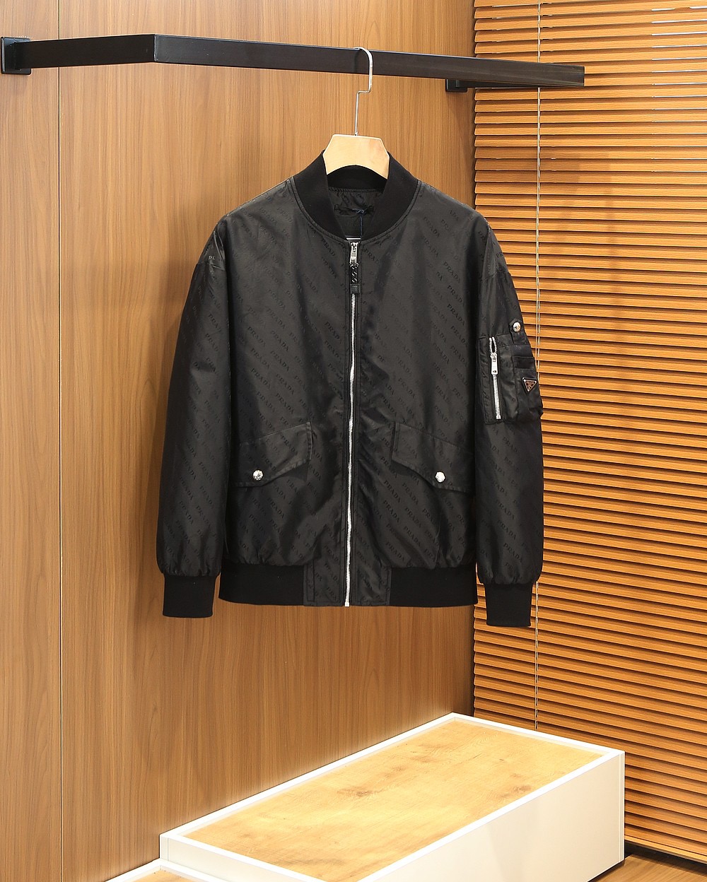NO:726146,[Prada] - supports replacement after the new year, has been washed, has no tags, has an odor, and will not be sold - new spring simplicity. Jackets, windbreakers, noble high-level orders, high standard customization, the upper body is very stylish, classic and versatile, customer-supplied hardware, each has a unique logo, can be matched with any fashion in winter, a real top order, the version is also very good, slim fit, highly recommended. 175, 140 pounds wears L, the maximum wear is about 190 pounds  .It is recommended to report your height and weight to match the size .M-3XL.,,prada,jackets & coats,19860909【 普拉达】--支持年后退换 穿过 洗过 没吊牌 有异味一律不售后--新春季简约.夹克 风衣贵族高级别要求订单 高标准定制　上身非常有型 经典百搭 客供五金 每颗都有独特logo 冬季任何时装都可以搭配　真正的顶级订单 版型上也是非常的好 修身版型 强烈推荐.175 140斤穿L 最大穿190斤左右 .建 议报身高体重配码 .M-3XL.,,prada,jackets & coats,,Men's clothing