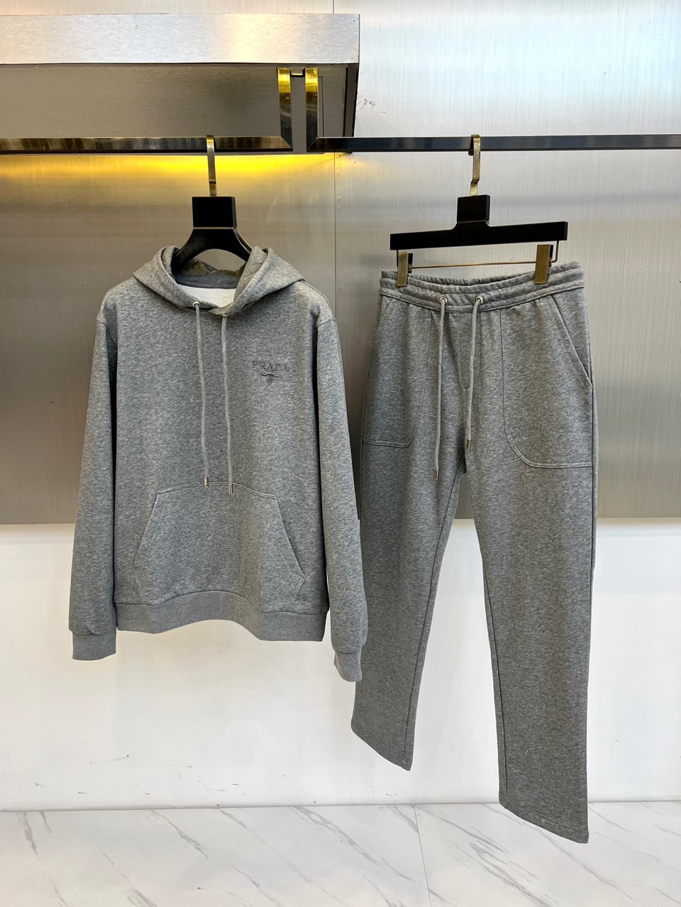 NO:729979,【Prada】--Supports exchange after the year, worn, washed, smelly, no tags, no after-sales service--hot style a high-end!  Aristocratic Suit [Rose][Rose] Original quality exclusive high-quality suit from major brands, all of which are top-notch European and American designs and fabrics, works by the world's top designers, with elements of international fashion brands, embodying elegance, individuality, fashion [strong][strong][strong]. Our company does not attract customers with low prices, but starts with quality, taste, connotation and some top design elements. 175 140 catties, wearing L can wear 200 catties. Standard size  M-4XL.,,prada,19860909【 普拉达】--支持年后退换 穿过 洗过 有异味 没吊牌一律不售后--爆款a 高端 ！贵族套装 [玫瑰][玫瑰]原单品质独家首选高品质各大品牌套装,全是欧美顶级爆款花色及面料手工,世界顶尖设计师作品,具备国际时尚大牌元素,体现高雅、个性、时尚[强][强][强].本公司不是以低价格吸引客户,是以品质、品味、内涵以及一些顶级设计元素为起点.175 140斤 穿L 可以穿200斤.标准尺码 M-4XL.,,prada,,Men's clothing