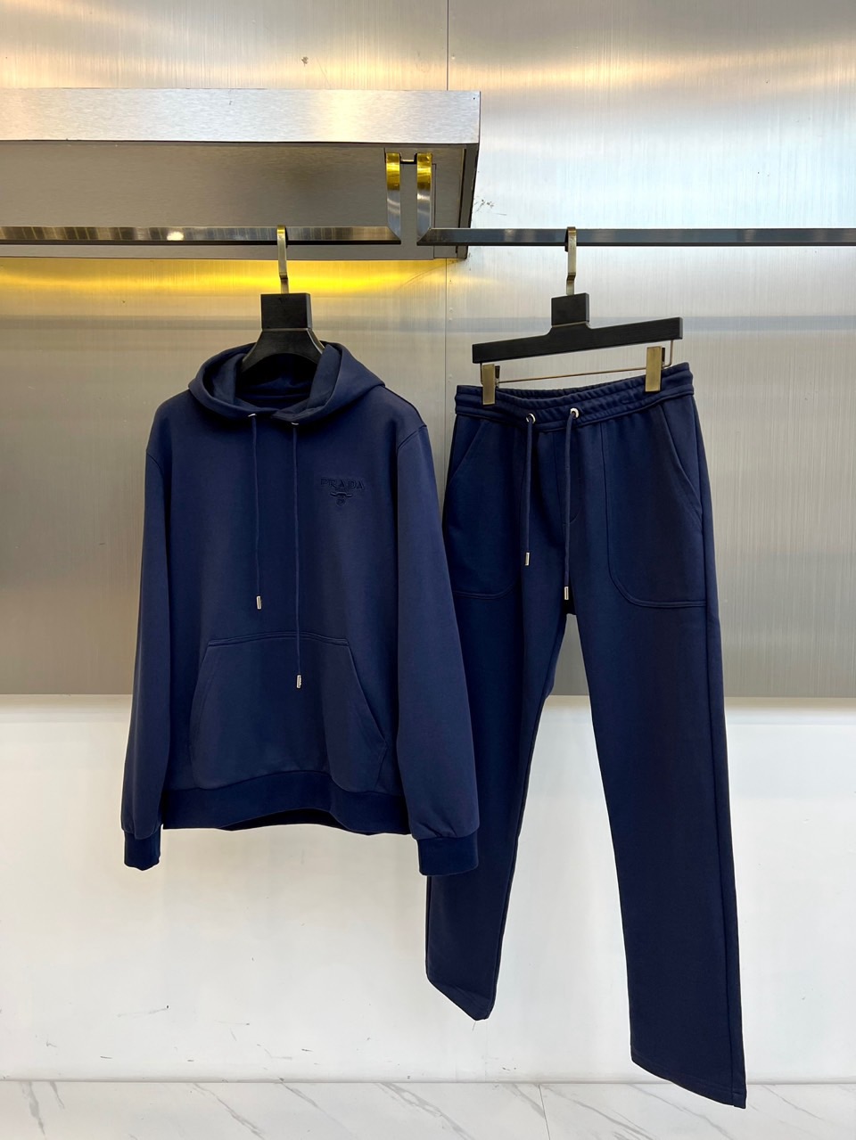 NO:726228,【Prada】--Supports exchange after the year, worn, washed, smelly, no tags, no after-sales service--hot style a high-end!  Aristocratic Suit [Rose][Rose] Original quality exclusive high-quality suit from major brands, all of which are top-notch European and American designs and fabrics, works by the world's top designers, with elements of international fashion brands, embodying elegance, individuality, fashion [strong][strong][strong]. Our company does not attract customers with low prices, but starts with quality, taste, connotation and some top design elements. 175 140 catties, wearing L can wear 200 catties. Standard size  M-4XL.,,prada,19860909【 普拉达】--支持年后退换 穿过 洗过 有异味 没吊牌一律不售后--爆款a 高端 ！贵族套装 [玫瑰][玫瑰]原单品质独家首选高品质各大品牌套装,全是欧美顶级爆款花色及面料手工,世界顶尖设计师作品,具备国际时尚大牌元素,体现高雅、个性、时尚[强][强][强].本公司不是以低价格吸引客户,是以品质、品味、内涵以及一些顶级设计元素为起点.175 140斤 穿L 可以穿200斤.标准尺码 M-4XL.,,prada,,Men's clothing