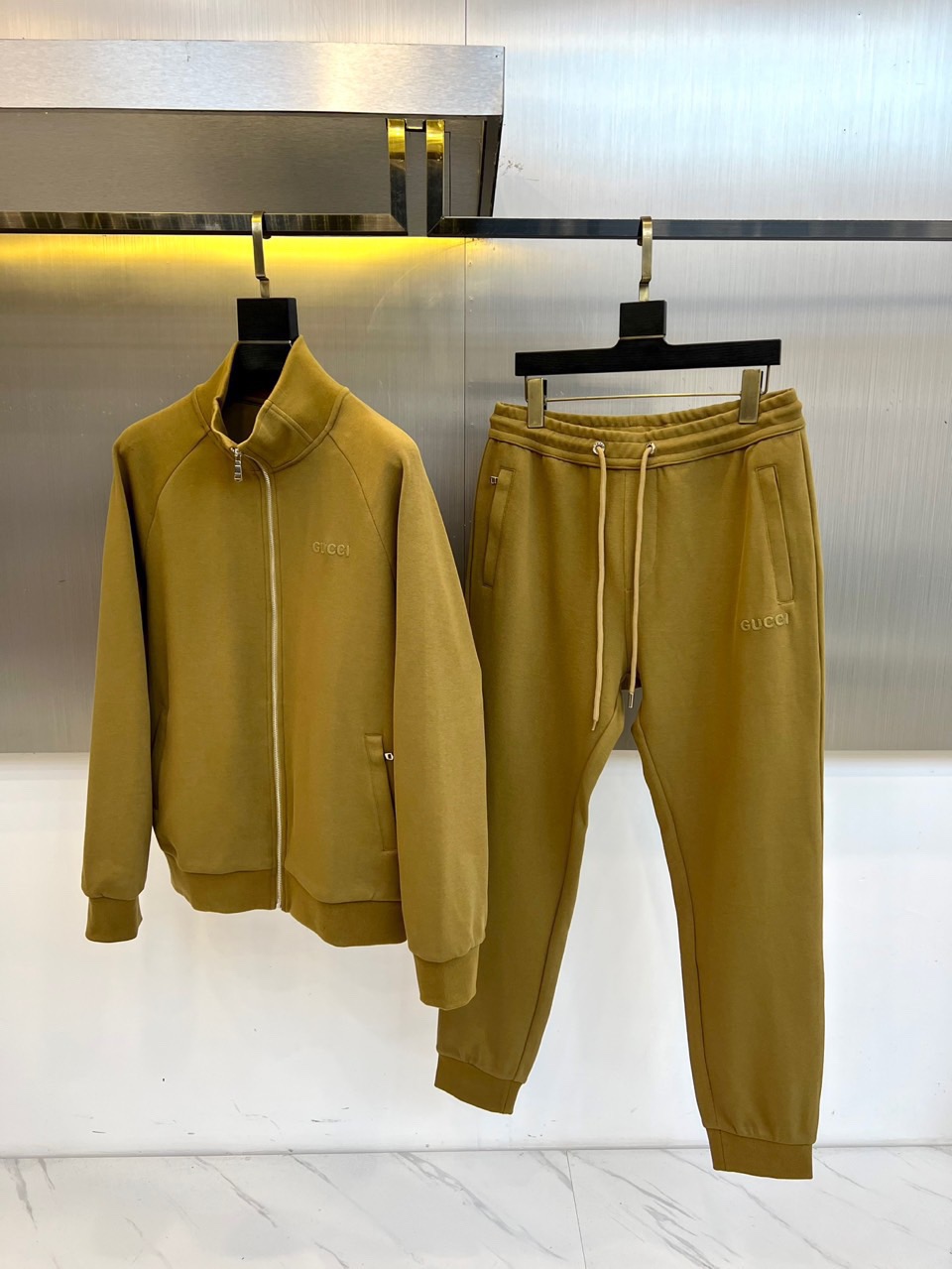 NO:726182,【Gucci】--Supports exchange after the year, worn, washed, smelly, no tags, no after-sales service--hot style a high-end!  Aristocratic Suit [Rose][Rose] Original quality exclusive high-quality suit from major brands, all of which are top-notch European and American designs and fabrics, works by the world's top designers, with elements of international fashion brands, embodying elegance, individuality, fashion [strong][strong][strong]. Our company does not attract customers with low prices, but starts with quality, taste, connotation and some top design elements. 175 140 catties, wearing L can wear 200 catties. Standard size  M-4XL.,,gucci,19860909【 古驰】--支持年后退换 穿过 洗过 有异味 没吊牌一律不售后--爆款a 高端 ！贵族套装 [玫瑰][玫瑰]原单品质独家首选高品质各大品牌套装,全是欧美顶级爆款花色及面料手工,世界顶尖设计师作品,具备国际时尚大牌元素,体现高雅、个性、时尚[强][强][强].本公司不是以低价格吸引客户,是以品质、品味、内涵以及一些顶级设计元素为起点.175 140斤 穿L 可以穿200斤.标准尺码 M-4XL.,,gucci,,Men's clothing