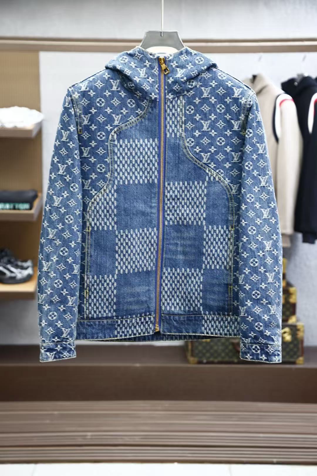 NO:726267,【LV】--Support replacement after the new year. Worn, washed, no tags, smelly, no after-sales service--Winter simple denim jacket, down jacket, 90 white duck down aristocratic high-level request order, high standard customization, the upper body is very stylish, classic and versatile, customer-supplied hardware, each has a unique logo, can be matched with any fashion in winter, a true top order, the version is also very good, slim version, highly recommended. 175 140 pounds wearing L  The maximum wear is about 190 pounds. It is recommended to state your height and weight to match the size. M-3XL., Louis Vuitton, jackets & coats, down jacket,19860909【 LV】--支持年后退换 穿过 洗过 没吊牌 有异味一律不售后--冬季简约 牛仔外套 羽绒服 90白鸭绒贵族高级别要求订单 高标准定制　上身非常有型 经典百搭 客供五金 每颗都有独特logo 冬季任何时装都可以搭配　真正的顶级订单 版型上也是非常的好 修身版型 强烈推荐.175 140斤穿L 最大穿190斤左右 .建 议报身高体重配码 .M-3XL.,,louis vuitton,jackets & coats,down jacket,,Men's clothing