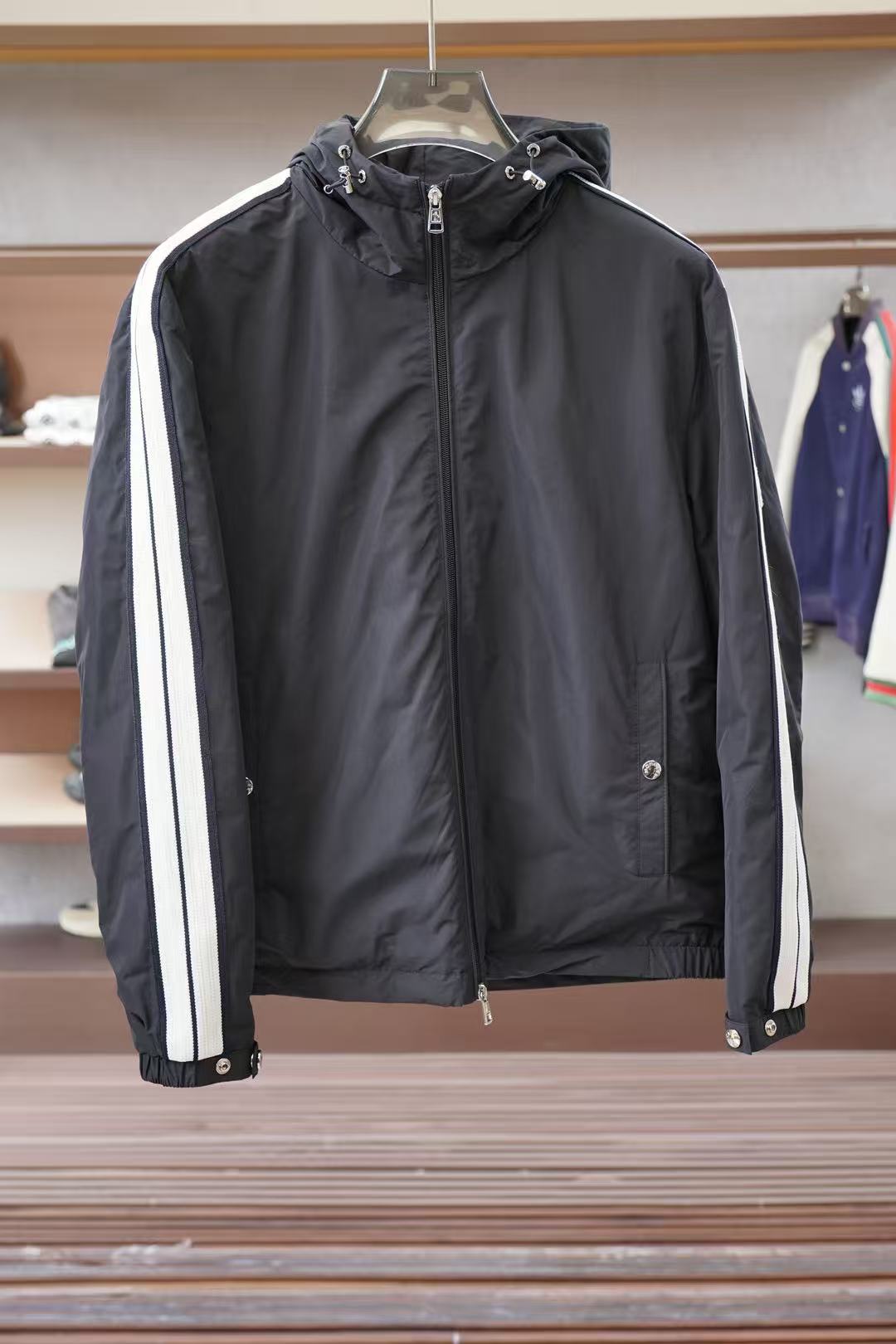 NO:726224,[Mask]--Support replacement after the new year. Worn, washed, smelly, no tags, no after-sales service--Autumn and winter simple. Down jacket 90 white duck down aristocratic high-level request order, high standard customization. The upper body is very stylish, classic and versatile. Customer-supplied hardware. Each one has a unique logo. It can be matched with any fashion in winter. A true top order. The version is also very good. Slim fit. Highly recommended. 175 140 pounds wearing L  The maximum wear is about 190 pounds. It is recommended to indicate your height and weight to match the size. M-3XL., Moncler, down jacket,19860909【 蒙口】--支持年后退换 穿过 洗过 有异味 没吊牌一律不售后--秋冬简约.羽绒服 90白鸭绒贵族高级别要求订单 高标准定制　上身非常有型 经典百搭 客供五金 每颗都有独特logo 冬季任何时装都可以搭配　真正的顶级订单 版型上也是非常的好 修身版型 强烈推荐.175 140斤穿L 最大穿190斤左右 .建 议报身高体重配码 .M-3XL.,,Moncler,down jacket,,Men's clothing