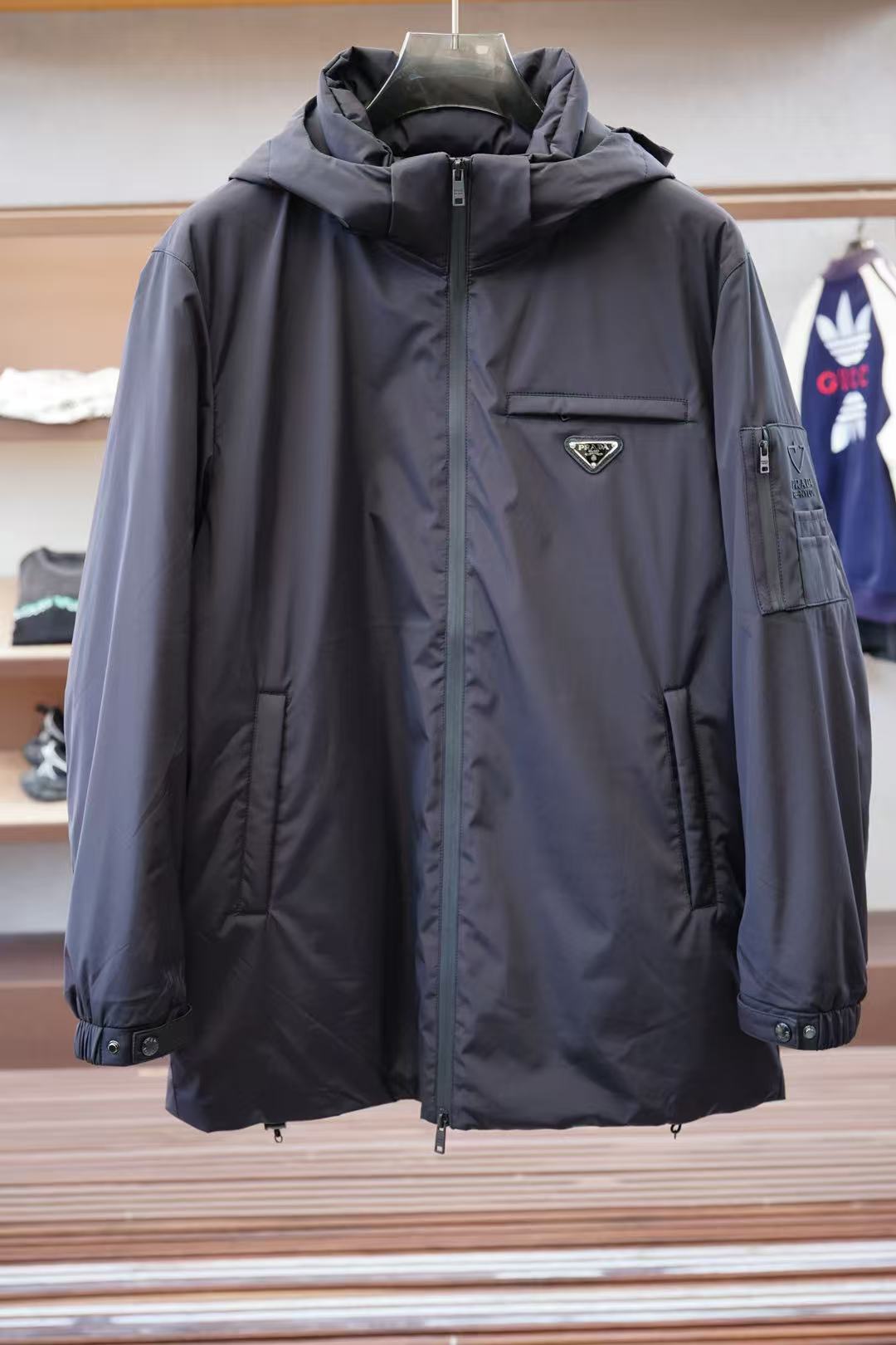 NO:726237,【Prada】--Support replacement after the new year. Worn, washed, smelly, no tags, no after-sales service--Autumn and winter simple. Mid-length down jacket. 90 white duck down aristocratic high-level request order. High standard customization. The upper body is very stylish. Classic and versatile. Customer-supplied hardware. Each piece has a unique logo. It can be matched with any fashion in winter. A real top order. The version is also very good. Slim fit. Highly recommended. 175 140 pounds wearing L  The maximum wear is about 190 pounds. It is recommended to indicate your height and weight to match the size. M-3XL., prada, down jacket,19860909【 普拉达】--支持年后退换 穿过 洗过 有异味 没吊牌一律不售后--秋冬简约.中长款 羽绒服 90白鸭绒贵族高级别要求订单 高标准定制　上身非常有型 经典百搭 客供五金 每颗都有独特logo 冬季任何时装都可以搭配　真正的顶级订单 版型上也是非常的好 修身版型 强烈推荐.175 140斤穿L 最大穿190斤左右 .建 议报身高体重配码 .M-3XL.,,prada,down jacket,,Men's clothing