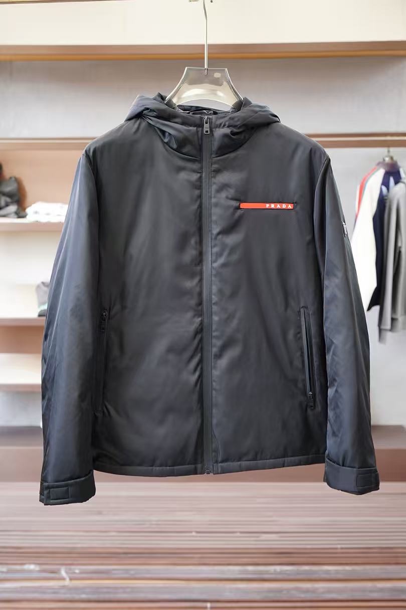 NO:726258,[Prada] - supports replacement after the year, has been washed, has odor, does not have a tag, and will not be sold - simple autumn and winter. Down jacket 90 white duck down aristocratic high-level request order, high standard customization, the upper body is very stylish, classic and versatile, customer-supplied hardware, each has a unique logo, can be matched with any fashion in winter, a true top order, the version is also very good, slim version, highly recommended. 175 140 pounds wearing L  The maximum wear is about 190 pounds. It is recommended to indicate your height and weight to match the size. M-3XL., prada, down jacket,19860909【 普拉达】--支持年后退换 穿过 洗过 有异味 没吊牌一律不售后--秋冬简约.羽绒服 90白鸭绒贵族高级别要求订单 高标准定制　上身非常有型 经典百搭 客供五金 每颗都有独特logo 冬季任何时装都可以搭配　真正的顶级订单 版型上也是非常的好 修身版型 强烈推荐.175 140斤穿L 最大穿190斤左右 .建 议报身高体重配码 .M-3XL.,,prada,down jacket,,Men's clothing