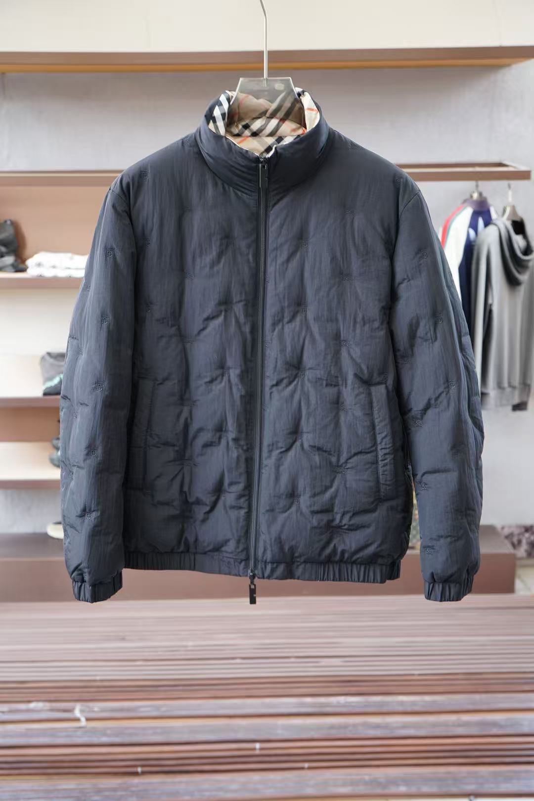 NO:726250,【Burberry】--Support replacement after the new year. Worn, washed, smelly, no tags, no after-sales service--Autumn and winter simple. Double-sided down jacket. 90 white duck down aristocratic high-level request order. High standard customization. The upper body is very stylish. Classic and versatile. Customer-supplied hardware. Each one has a unique logo. It can be matched with any fashion in winter. A true top order. The version is also very good. Slim version. Highly recommended. 175 140 pounds wearing L  The maximum wear is about 190 pounds. It is recommended to indicate your height and weight to match the size. M-3XL.,,burberry,down jacket,19860909【 巴宝莉】--支持年后退换 穿过 洗过 有异味 没吊牌一律不售后--秋冬简约.双面穿 羽绒服 90白鸭绒贵族高级别要求订单 高标准定制　上身非常有型 经典百搭 客供五金 每颗都有独特logo 冬季任何时装都可以搭配　真正的顶级订单 版型上也是非常的好 修身版型 强烈推荐.175 140斤穿L 最大穿190斤左右 .建 议报身高体重配码 .M-3XL.,,burberry,down jacket,,Men's clothing