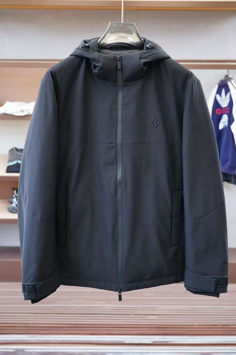 NO:726318,【Dior】--Support replacement after the year, washed, smelly, no tags, no after-sales service--Autumn and winter simple. Down jacket 90 white duck down aristocratic high-level request order, high standard customization, the upper body is very stylish, classic and versatile, customer-supplied hardware, each has a unique logo, can be matched with any fashion in winter, a real top order, the version is also very good, slim version, highly recommended. 175 140 pounds wearing L  The maximum wear is about 190 pounds. It is recommended to indicate your height and weight to match the size. M-3XL., dior, down jacket,19860909【 迪奥】--支持年后退换 穿过 洗过 有异味 没吊牌一律不售后--秋冬简约.羽绒服 90白鸭绒贵族高级别要求订单 高标准定制　上身非常有型 经典百搭 客供五金 每颗都有独特logo 冬季任何时装都可以搭配　真正的顶级订单 版型上也是非常的好 修身版型 强烈推荐.175 140斤穿L 最大穿190斤左右 .建 议报身高体重配码 .M-3XL.,,dior,down jacket,,Men's clothing