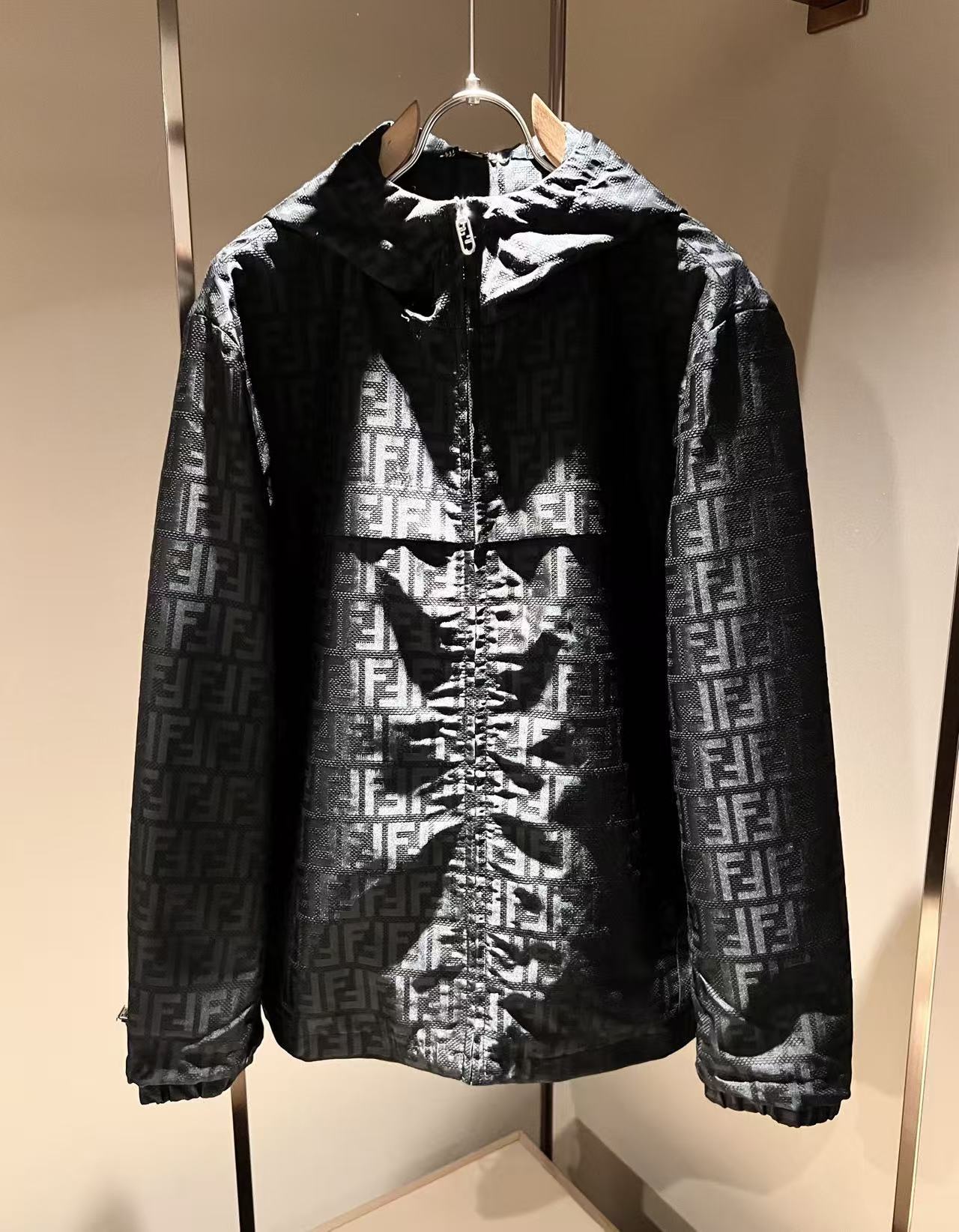 NO:726242,[Fendi] - supports replacement after the year, has been washed, has no tags, has an odor, and will not be sold - new spring simplicity. Jackets, windbreakers, high-level requirements for aristocratic orders, high-standard customization, the upper body is very stylish, classic and versatile, customer-supplied hardware, each has a unique logo, can be matched with any fashion in winter, a true top order, the version is also very good, slim fit, highly recommended. 175 140 catties wear L, the maximum wear is about 190 catties  .It is recommended to report your height and weight to match the size .M-3XL.,,fendi,jackets & coats,19860909【 芬迪】--支持年后退换 穿过 洗过 没吊牌 有异味一律不售后--新春季简约.夹克 风衣贵族高级别要求订单 高标准定制　上身非常有型 经典百搭 客供五金 每颗都有独特logo 冬季任何时装都可以搭配　真正的顶级订单 版型上也是非常的好 修身版型 强烈推荐.175 140斤穿L 最大穿190斤左右 .建 议报身高体重配码 .M-3XL.,,fendi,jackets & coats,,Men's clothing