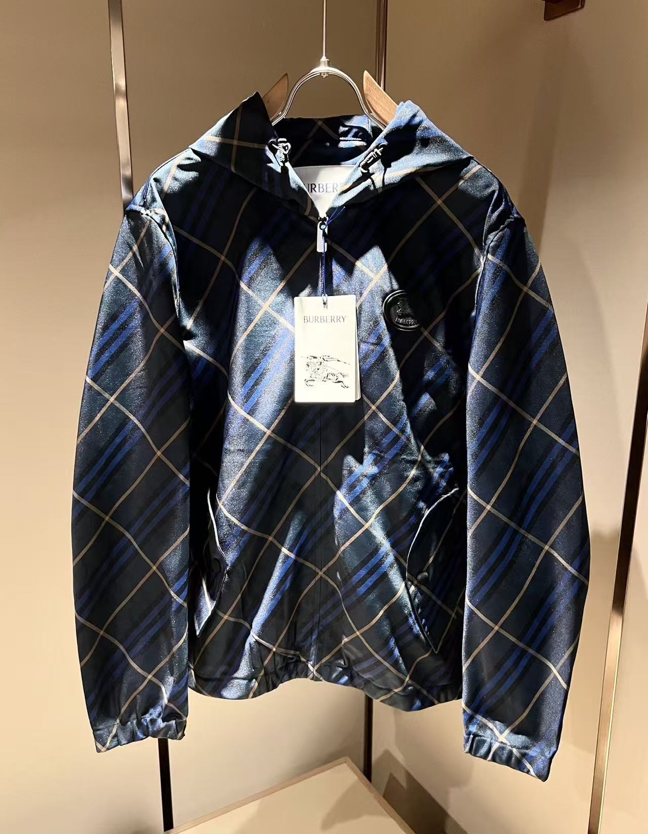 NO:726251,【Burberry】--Support replacement after the new year. Worn, washed, no tags, smelly, no after-sales service--new spring simple. Jackets, windbreakers, high-level requirements for noble orders, high standard customization. The upper body is very stylish, classic and versatile, customer-supplied hardware. Each one has a unique logo. It can be matched with any fashion in winter. A true top order. The version is also very good. Slim fit. Highly recommended. 175. Wear L for 140 pounds. The maximum wear is about 190 pounds.  .It is recommended to report your height and weight to match the size .M-3XL.,,burberry,jackets & coats,19860909【 巴宝莉】--支持年后退换 穿过 洗过 没吊牌 有异味一律不售后--新春季简约.夹克 风衣贵族高级别要求订单 高标准定制　上身非常有型 经典百搭 客供五金 每颗都有独特logo 冬季任何时装都可以搭配　真正的顶级订单 版型上也是非常的好 修身版型 强烈推荐.175 140斤穿L 最大穿190斤左右 .建 议报身高体重配码 .M-3XL.,,burberry,jackets & coats,,Men's clothing