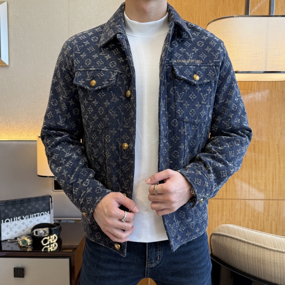 NO:726276,.--Supports replacement after the new year, worn, washed, without tags, or with odor, no after-sales service will be accepted--LV  Lujia's trendy autumn and winter denim goose down jacket features classic black jacquard as the main tone, cleverly blending old flower jacquard elements, and classic embroidered letters to break the monotony of traditional denim, highlighting individuality and uninhibitedness. The three-dimensional tailoring fits the body shape, and the short design is neat and stylish, easily elongating the leg line  Striped, creating a casual style that is free and easy. The high-quality denim fabric is stiff and wear-resistant, breathable and comfortable, suitable for daily outings or light outdoor scenes. The details are embellished with metal buttons and work pockets, adding a retro texture, making it an indispensable fashion item in the autumn and winter transition seasons.  Size 48-56 48 length 67 shoulder width 53 sleeve length 59 bust 112 50 length 68 shoulder width 54 sleeve length 60 bust 116 52 length 69 shoulder width 55 sleeve length 61 bust 120 54 length 70 shoulder width 56 sleeve length 62 bust 124 56 length 71 shoulder width 57 sleeve length 63 bust 128,,louis  vuitton,louis vuitton,louis vuitton,jackets & coats,19860909.--支持年后退换 穿过 洗过 没吊牌 有异味一律不售后--LV 驴家秋冬潮牌牛仔鹅绒外套,以经典黑色提花为主调,巧妙融口老花提花元素,经典刺绣字母打破传统牛仔的单调感,彰显个性与不羁.立体剪裁贴合身形,短款设计利落有型,轻松拉长腿部线条,打造随性洒脱的休闲风格.优质牛仔面料挺括耐磨,兼具透气性与舒适感,适合日常出街或轻户外场景.细节处金属纽扣与工装口袋点缀,增添复古质感,是秋冬过渡季不可或缺的时尚单品. 尺码48-56 48衣长67肩宽53袖长59胸围112 50衣长68肩宽54袖长60胸围116 52衣长69肩宽55袖长61胸围120 54衣长70肩宽56袖长62胸围124 56衣长71肩宽57袖长63胸围128,,louis vuitton,louis vuitton,louis vuitton,jackets & coats,,Men's clothing