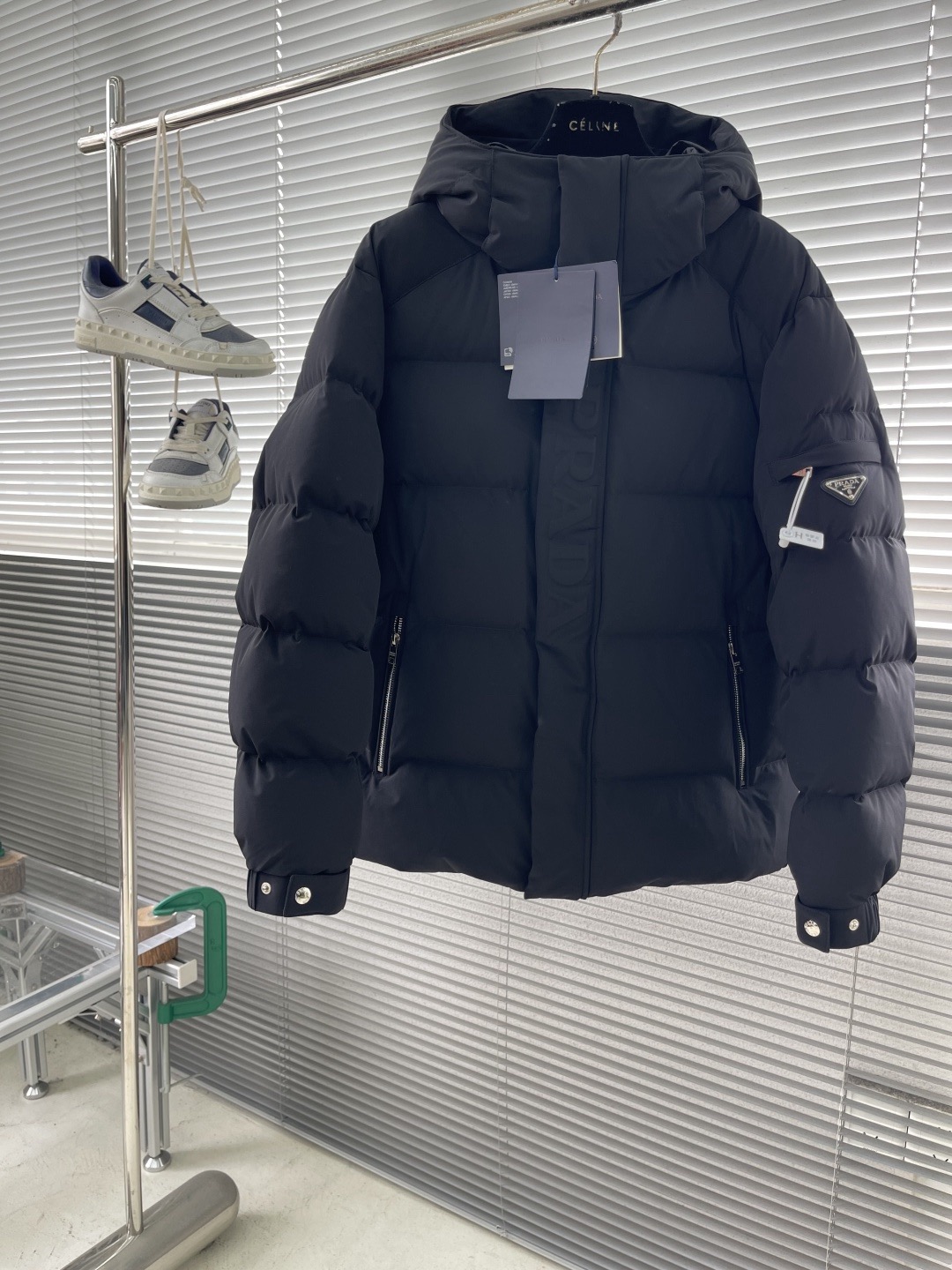 NO:726259,.-Supports exchange after the end of the year-Prada 95 down jacket is the latest fashion designer down jacket. Every detail shows craftsmanship, and the design changes of advanced structural tailoring are enough to show men's diverse image changes. It is slim and neat, and tailored to meet the popular multi-layered outfits. Versatile styles for life. Size m-3Xl,, prada, jackets & coats, down jacket,19860909.-支持年后退换-普拉达 95绒 羽绒服最新款时尚设计师款羽绒外套.处处细节显工艺足够的高级结构性剪裁的设计改变来展现男士多样的形象变化,修身利落、剪裁合体,满足时下正流行的多层次穿搭,生活百搭款式 码数m-3Xl,,prada,jackets & coats,down jacket,,Men's clothing