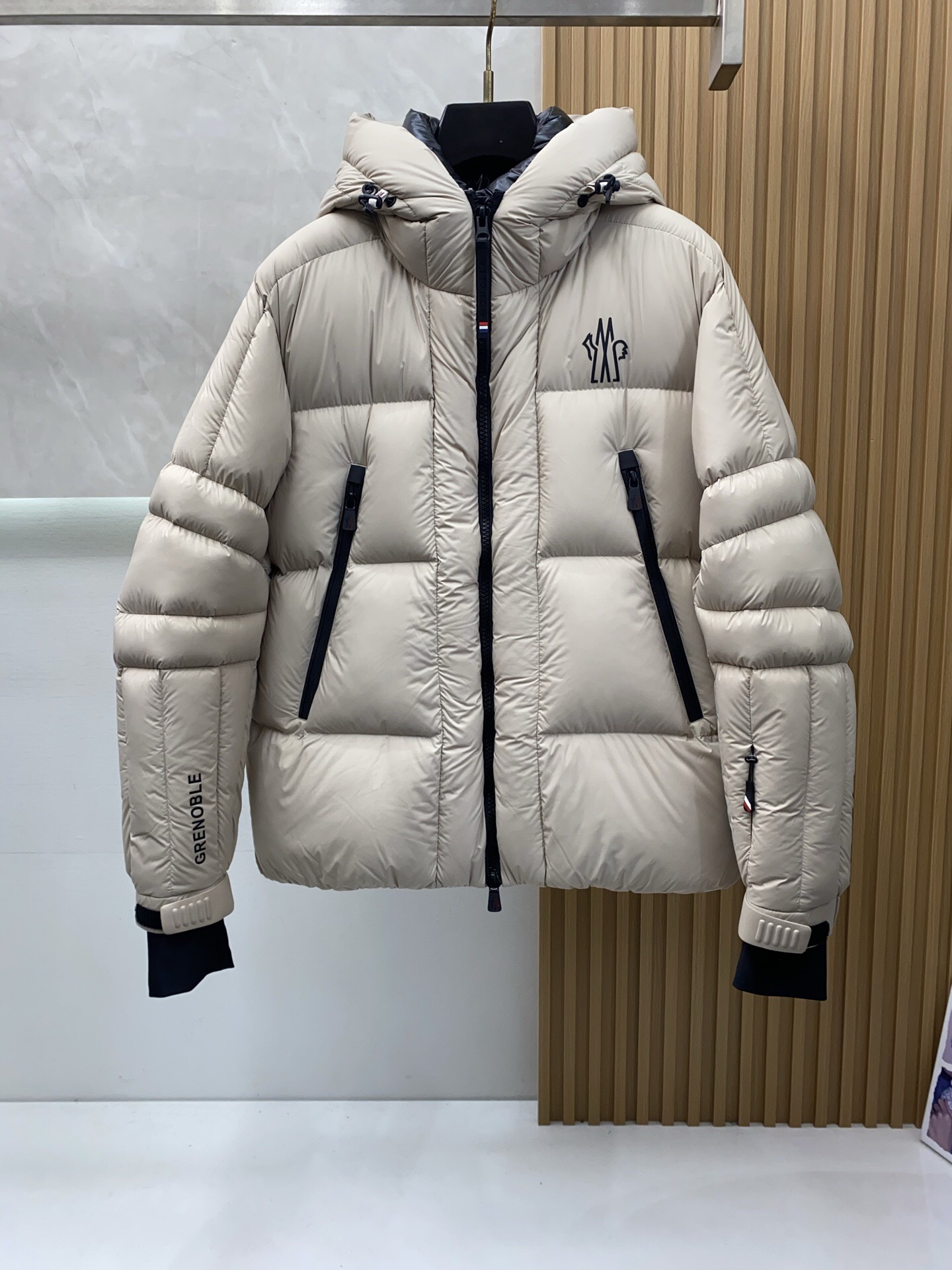 NO:726303,.Moncler Mouth Mouth - Replacement is supported after the year, worn, washed, without tags, if there is an odor, we will not sell it - 25 autumn and winter men's fashion down jacket, light luxury, fashionable and casual style, light, warm and soft!  The low-key series is fashionable and versatile, just stylish!  Hong Kong trade order model, a super fairy item!  As a brand that everyone must look up to, their control over the supply of goods is unsurprisingly strict. The very cool, light and elegant hooded down jacket has a more attractive logo badge; the small hood design, functional diagonal pockets on both sides, and the textured original lacquered four-button buckle easily demonstrate the brand recognition and super specifications and performance. The upper body is absolutely eye-catching!  !  !  The overall material is also super durable!  Made of fabrics imported from Italy, it has the high-end feel of a century-old brand. The inner velvet content is made of 90% white goose down, 10% feathers, the whole body is quilted with full down, full of fluffiness, and has excellent resilience. The outer layer is nylon fabric. If you have any questions, you can disassemble it for inspection. It has a high amount of velvet, perfect shape, fashionable and not bloated. It interprets the simple aesthetic style of the series. The upper body is light and warm, and has a perfect cold-proof effect!  !A high-street luxury item that has both good looks and performance online at the same time. It is a super heavyweight item that will definitely hit the street. Color Black White Size M L XL 2XL 3XL, Moncler, down jacket, hats,19860909.Moncler 蒙口 --支持年后退换 穿过 洗过 没吊牌 有异味一律不售后--25秋冬男士时尚羽绒服 轻奢时尚休闲风格,轻盈保暖柔软！低调系列时尚百搭,就是有型！香港贸易订单款,超级种草的神仙单品！作为大家都要仰视的品牌,他们对货源的把控也毫无悬念的严格,非常酷炫轻盈飘逸的连帽羽绒服 更具魅力感Logo徽章；小连帽设计,两侧功能性斜插的口袋,很有质感的原漆原版四合扣,轻松的彰显品牌辨识度跟超强规格性能,上身绝对超级惹眼！！！整体的材质也是超级能打！采用意大利进口面料打造,具有百年品牌的高端触感 内里绒子含量90白鹅绒打造,10羽毛,满身横线绗缝充绒饱满,蓬松感十足回弹性特别好,外层锦纶面料.如有疑问,可拆开检验,充绒量极高,版型完美,时尚不臃肿,演绎系列的简约美学风格,上身效果轻盈保暖,御寒效果满分! !一款颜值跟性能同步在线的高街奢物,绝对炸街的超级重磅 颜色黑色 白色 码数M L XL 2XL 3XL,,Moncler,down jacket,hats,,Men's clothing