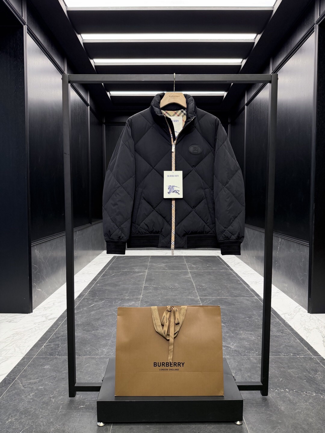 NO:726297,[Burberry] - supports exchange after the year, has been washed, has no tags, has a peculiar smell, and will not be sold - simple autumn and winter. Down jacket 90 white duck down aristocratic high-level request order, high standard customization, the upper body is very stylish, classic and versatile, customer-supplied hardware Each has a unique logo, can be matched with any fashion in winter, a true top order, the version is also very good, slim version, highly recommended. 175 140 pounds wearing L  The maximum wear is about 190 pounds. It is recommended to indicate your height and weight to match the size. M-3XL.,,burberry,down jacket,19860909【 巴宝莉】--支持年后退换 穿过 洗过 没吊牌 有异味一律不售后--秋冬简约.羽绒服 90白鸭绒贵族高级别要求订单 高标准定制　上身非常有型 经典百搭 客供五金 每颗都有独特logo 冬季任何时装都可以搭配　真正的顶级订单 版型上也是非常的好 修身版型 强烈推荐.175 140斤穿L 最大穿190斤左右 .建 议报身高体重配码 .M-3XL.,,burberry,down jacket,,Men's clothing