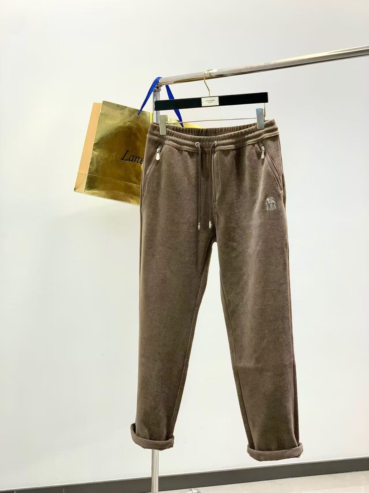 NO:728687,BC - Support exchange after the year - 2026 spring and summer new corduroy modal air-layer casual sweatpants, embroidered with the iconic brand logo on the pants, customized brand-engraved hardware accessories, highlighting the brand style, carefully crafted from imported fabrics, soft, comfortable and breathable, fashionable and casual items, versatile and good-looking. Size: M-4XL,,19860909BC -支持年后退换- 2026春夏新款灯芯绒莫代尔空气层休闲卫裤,裤身上刺绣标志性品牌标识,客供定制品牌刻印五金配件,彰显品牌格调,进口面料精心打造,柔软舒适透气,时尚休闲单品,百搭好看. 尺码:M-4XL,,,Men's clothing