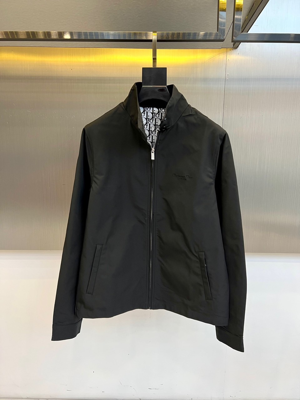 NO:729834,【Dior】--Support replacement after the new year. Worn, washed, no tags, smelly, no after-sales service--New spring simple. Jackets, windbreakers, high-level requirements for noble orders, high standard customization, the upper body is very stylish, classic and versatile, customer-supplied hardware, each has a unique logo, can be matched with any fashion in winter, a real top order, the version is also very good, slim fit, highly recommended. 175, 140 pounds wear L, the maximum wear is about 190 pounds  .It is recommended to report your height and weight to match the size .M-3XL.,,dior,jackets & coats,19860909【 迪奥】--支持年后退换 穿过 洗过 没吊牌 有异味一律不售后--新春季简约.夹克 风衣贵族高级别要求订单 高标准定制　上身非常有型 经典百搭 客供五金 每颗都有独特logo 冬季任何时装都可以搭配　真正的顶级订单 版型上也是非常的好 修身版型 强烈推荐.175 140斤穿L 最大穿190斤左右 .建 议报身高体重配码 .M-3XL.,,dior,jackets & coats,,Men's clothing