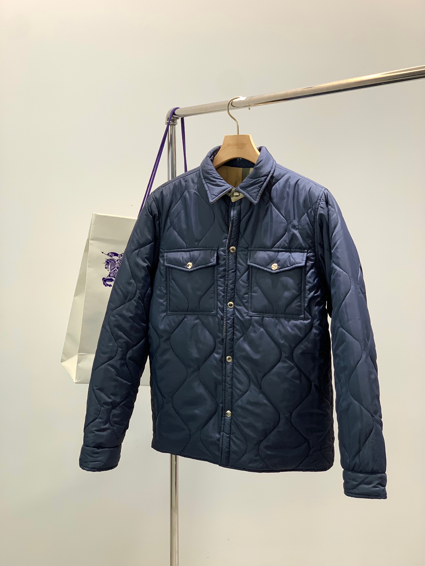 NO:729842,【Burberry】--Support replacement after the new year. Worn, washed, no tags, smelly, no after-sales service--New spring simple, quilted jacket, windbreaker, noble high-level request order, high standard customization, the upper body is very stylish, classic and versatile, customer-supplied hardware, each has a unique logo, can be matched with any fashion in winter, a true top order, the version is also very good, slim fit, highly recommended. 175 140 pounds wearing L  The maximum wear is about 190 pounds. It is recommended to state your height and weight to match the size. M-3XL.,,burberry,jackets & coats,19860909【 巴宝莉】--支持年后退换 穿过 洗过 没吊牌 有异味一律不售后--新春季简约.夹棉 夹克 风衣贵族高级别要求订单 高标准定制　上身非常有型 经典百搭 客供五金 每颗都有独特logo 冬季任何时装都可以搭配　真正的顶级订单 版型上也是非常的好 修身版型 强烈推荐.175 140斤穿L 最大穿190斤左右 .建 议报身高体重配码 .M-3XL.,,burberry,jackets & coats,,Men's clothing