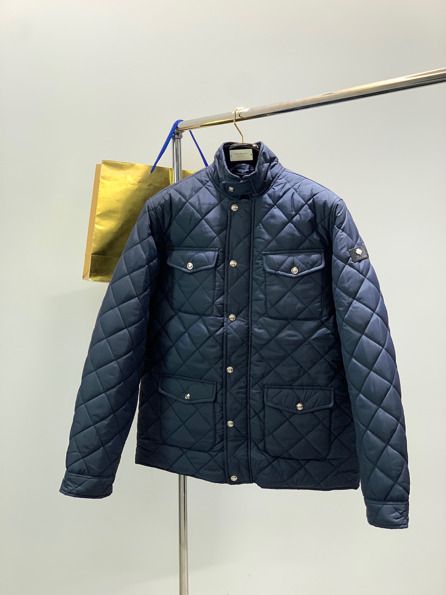 NO:729851,【LP】--Support replacement after the new year. Worn, washed, no tags, smelly, no after-sales service--New spring simple. Quilted jacket, windbreaker, noble high-level request order, high standard customization. The upper body is very stylish, classic and versatile, customer-supplied hardware. Each one has a unique logo. It can be matched with any fashion in winter. Real top order. The version is also very good. Slim fit. Highly recommended. 175. Wear L for 140 pounds. The maximum wear is about 190 pounds.  .It is recommended to report your height and weight to match the size .M-3XL.,,loro piana,jackets & coats,19860909【 LP】--支持年后退换 穿过 洗过 没吊牌 有异味一律不售后--新春季简约.夹棉 夹克 风衣贵族高级别要求订单 高标准定制　上身非常有型 经典百搭 客供五金 每颗都有独特logo 冬季任何时装都可以搭配　真正的顶级订单 版型上也是非常的好 修身版型 强烈推荐.175 140斤穿L 最大穿190斤左右 .建 议报身高体重配码 .M-3XL.,,loro piana,jackets & coats,,Men's clothing