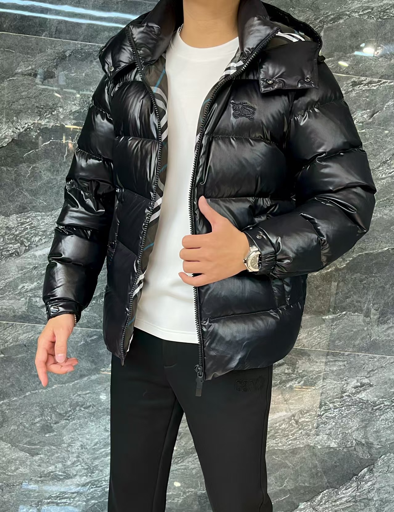 NO:729830,[Burberry] - supports exchange after the year, has been washed, has no tags, has a peculiar smell, and will not be sold - simple autumn and winter. Down jacket 90 white duck down aristocratic high-level request order, high standard customization, the upper body is very stylish, classic and versatile, customer-supplied hardware Each has a unique logo, can be matched with any fashion in winter, a true top order, the version is also very good, slim version, highly recommended. 175 140 pounds wearing L  The maximum wear is about 190 pounds. It is recommended to indicate your height and weight to match the size. M-3XL.,,burberry,down jacket,19860909【 巴宝莉】--支持年后退换 穿过 洗过 没吊牌 有异味一律不售后--秋冬简约.羽绒服 90白鸭绒贵族高级别要求订单 高标准定制　上身非常有型 经典百搭 客供五金 每颗都有独特logo 冬季任何时装都可以搭配　真正的顶级订单 版型上也是非常的好 修身版型 强烈推荐.175 140斤穿L 最大穿190斤左右 .建 议报身高体重配码 .M-3XL.,,burberry,down jacket,,Men's clothing