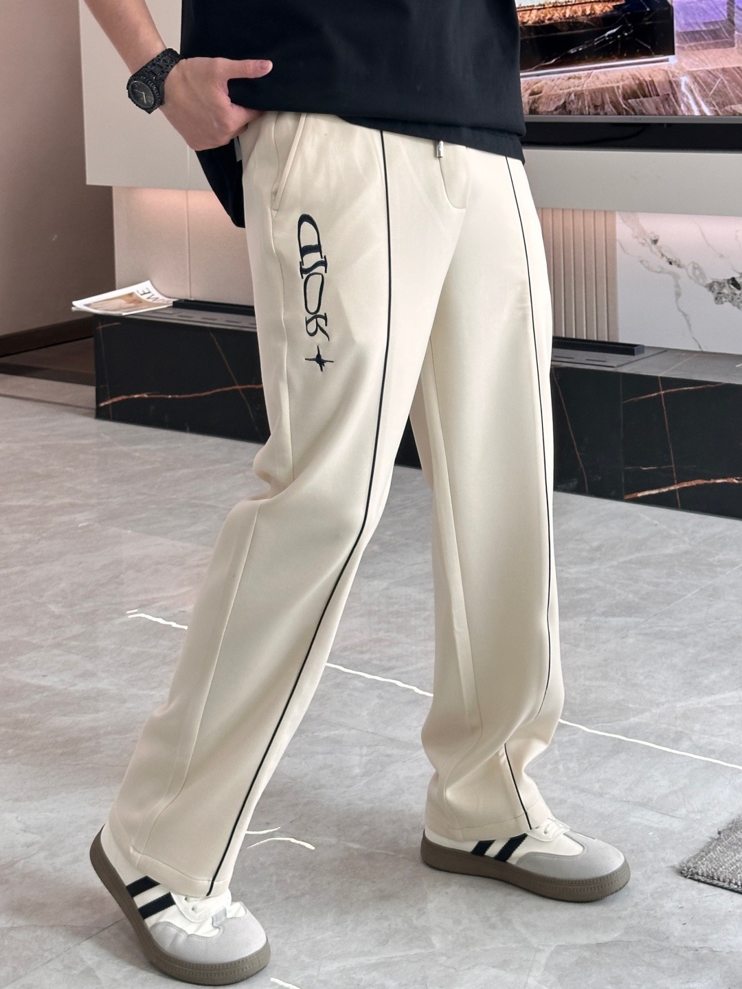 NO:729934,.Dior - supports exchange after the end of the year - new products are available at the counter at the same time. High-quality fashionable casual pants made from original orders. Super versatile. Exclusively customized fabrics, delicate and soft to the touch, comfortable next to the body, and super stylish on the upper body! The latest hardware accessories from the original customized counter. Super beautiful shape, the upper body shows slender legs, the lining and wiring are impeccable, you can attend any occasion, size S-4xL,, dior,19860909.迪奥 -支持年后退换-专柜新品同步上市.原单订制高品质时尚休闲裤.超级百搭款.独家定制面料,手感细腻柔软,贴身舒适,上身超有型！原版定制专柜最新五金辅料.超靓版型、上身显腿修长,內里,走线都无可挑剔,任何场合都可出席,码数 S-4xL,,dior,,Men's clothing