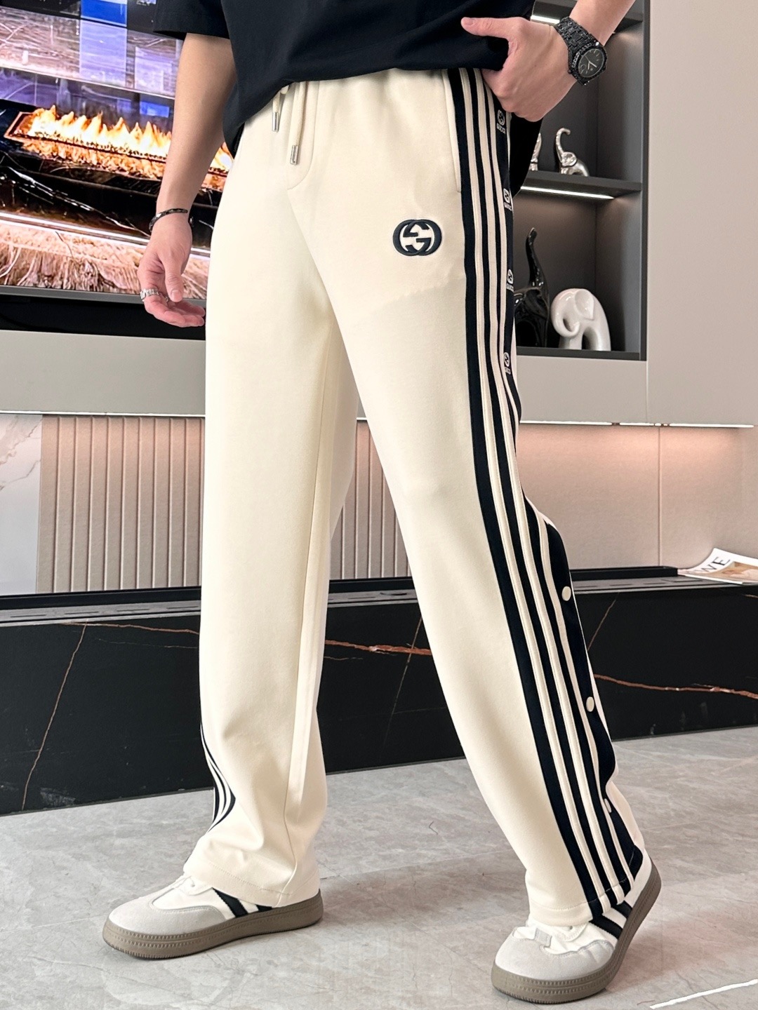 NO:729948,.Gucci - supports exchange after the end of the year - new products are launched at the counter at the same time. High-quality fashionable casual pants made from original orders. Super versatile. Exclusively customized fabrics, soft and delicate feel, comfortable to the body, and super stylish on the upper body! The latest hardware accessories from the original customized counter. Super beautiful shape, the upper body shows slender legs, the lining and wiring are impeccable, you can attend any occasion, size S-4xL,,gucci,19860909.古驰 -支持年后退换-专柜新品同步上市.原单订制高品质时尚休闲裤.超级百搭款.独家定制面料,手感细腻柔软,贴身舒适,上身超有型！原版定制专柜最新五金辅料.超靓版型、上身显腿修长,內里,走线都无可挑剔,任何场合都可出席,码数 S-4xL,,gucci,,Men's clothing