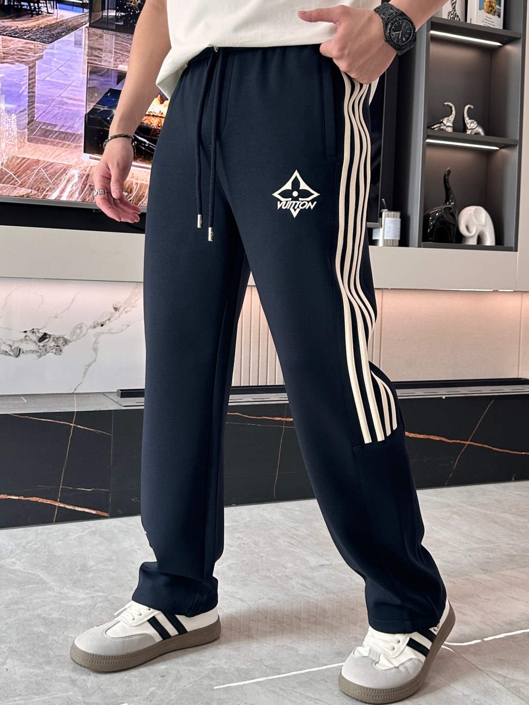 NO:729889,.LV - supports exchange after the end of the year - new products are available at the counter at the same time. High-quality fashionable casual pants made from original orders. Super versatile. Exclusively customized fabrics, soft and delicate feel, comfortable next to the body, and super stylish on the upper body! The latest hardware accessories from the original customized counter. Super beautiful shape, the upper body shows slender legs, the lining and wiring are impeccable, you can attend any occasion, size S-4xL,, louis vuitton,19860909.LV -支持年后退换-专柜新品同步上市.原单订制高品质时尚休闲裤.超级百搭款.独家定制面料,手感细腻柔软,贴身舒适,上身超有型！原版定制专柜最新五金辅料.超靓版型、上身显腿修长,內里,走线都无可挑剔,任何场合都可出席,码数 S-4xL,,louis vuitton,,Men's clothing