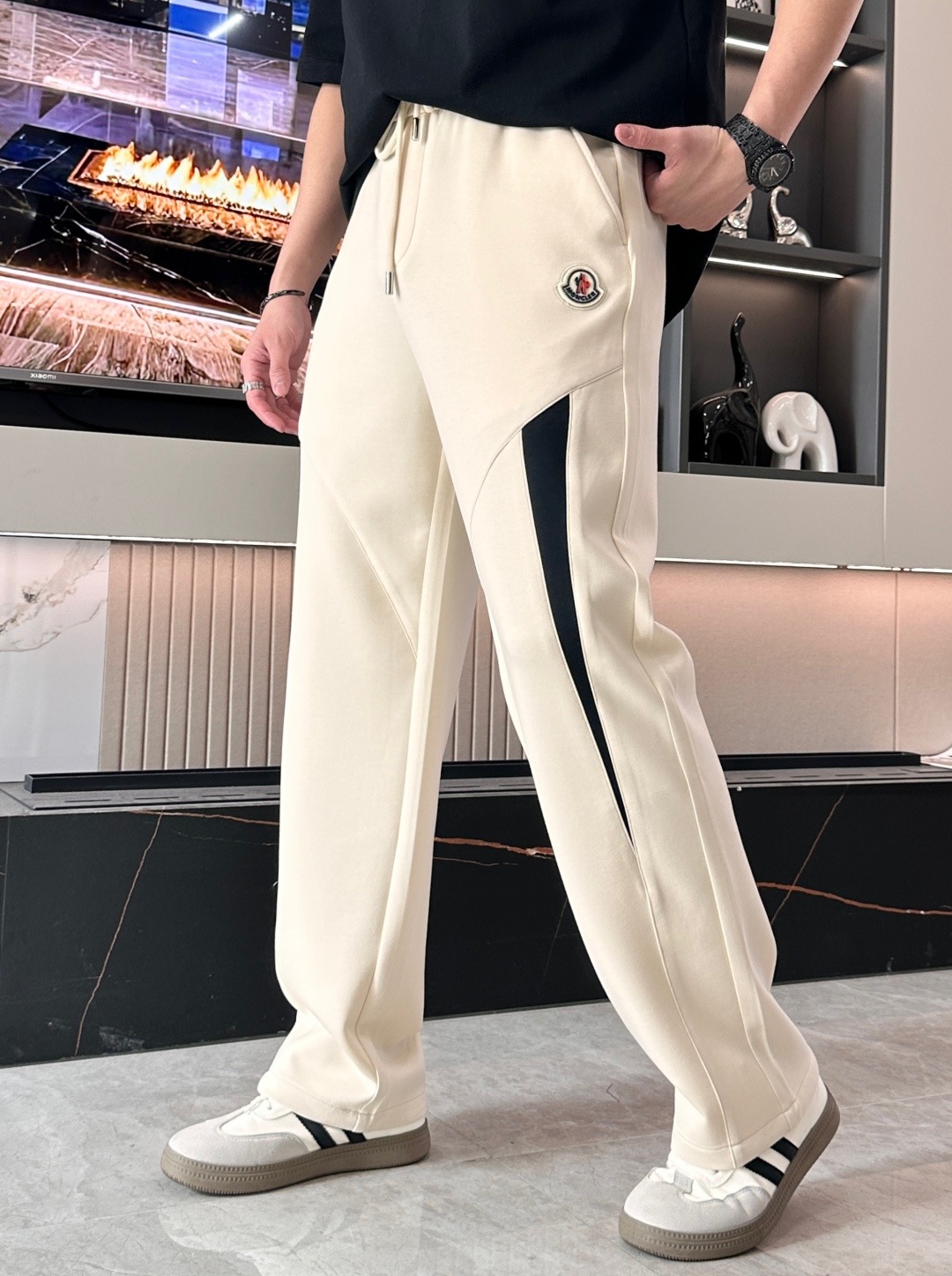 NO:729895,. Mouth covering - support for exchange after the end of the year - new products are launched at the counter at the same time. High-quality fashionable casual pants made from original orders. Super versatile. Exclusively customized fabrics, soft and delicate feel, comfortable to the body, and super stylish on the upper body! The latest hardware accessories from the original custom shop. Super beautiful shape, the upper body shows slender legs, the lining and wiring are impeccable, you can attend any occasion, size S-4xL,,Moncler,19860909.蒙口 -支持年后退换-专柜新品同步上市.原单订制高品质时尚休闲裤.超级百搭款.独家定制面料,手感细腻柔软,贴身舒适,上身超有型！原版定制专柜最新五金辅料.超靓版型、上身显腿修长,內里,走线都无可挑剔,任何场合都可出席,码数 S-4xL,,Moncler,,Men's clothing