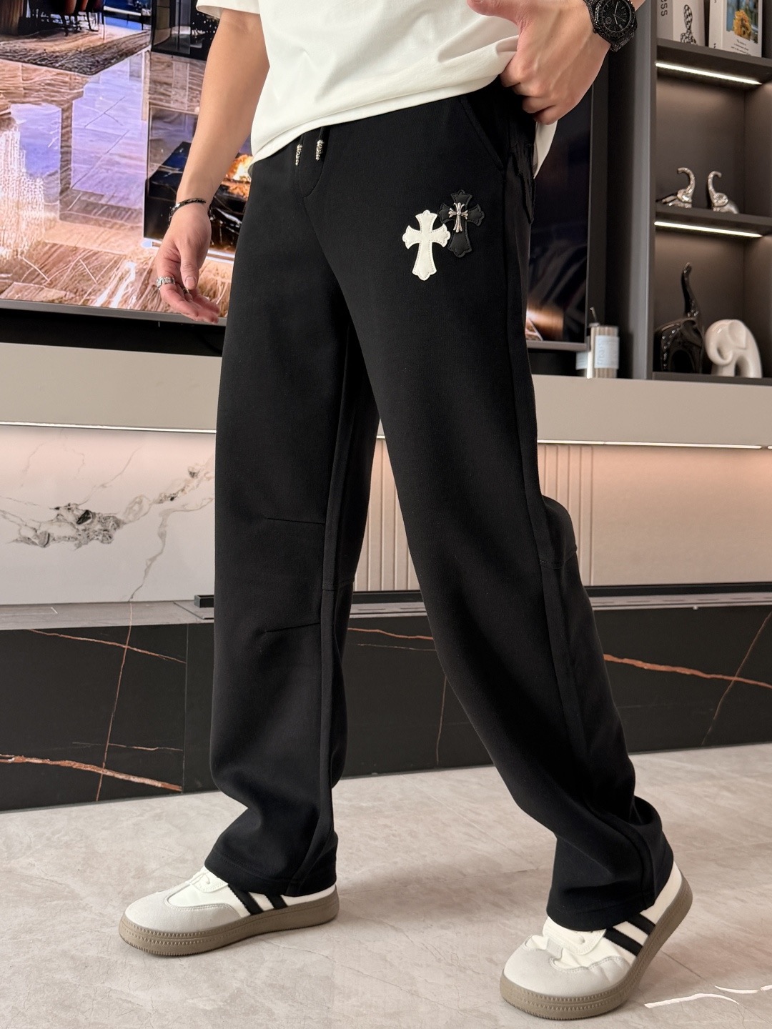 NO:729907,.Croxin - supports exchange after the year - new products are launched at the counter at the same time. High-quality fashionable casual pants made from original orders. Super versatile. Exclusively customized fabrics, soft and delicate feel, comfortable next to the body, and super stylish on the upper body! The latest hardware accessories from the original custom shop. Super beautiful shape, the upper body shows slender legs, the lining and wiring are impeccable, you can attend any occasion, size S-4xL,, chrome hearts,19860909.克罗心 -支持年后退换-专柜新品同步上市.原单订制高品质时尚休闲裤.超级百搭款.独家定制面料,手感细腻柔软,贴身舒适,上身超有型！原版定制专柜最新五金辅料.超靓版型、上身显腿修长,內里,走线都无可挑剔,任何场合都可出席,码数 S-4xL,,chrome hearts,,Men's clothing