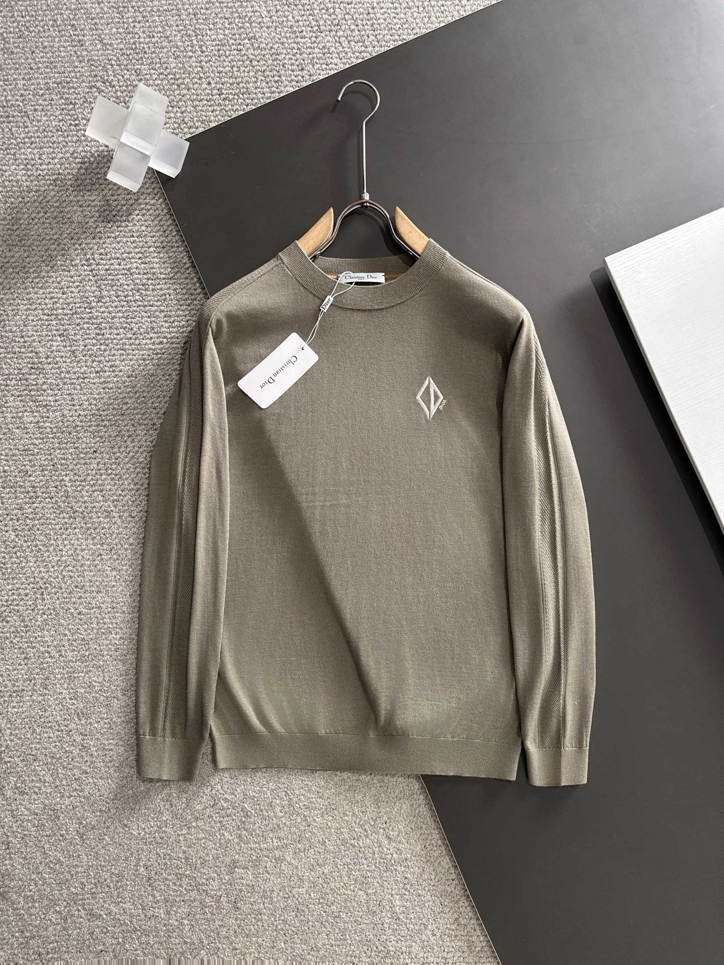 NO:729888,Support the new DIOR 2025 men's cashmere sweater series imported knitted fabrics are presented. The light and soft fabric is garment-dyed to create an elegant texture. The original custom-made imported yarn is dyed. Custom-made ribbed collar. Contrast rib design at the hem. The classic style softens the inherent sportiness of the clothes. The versatile style makes it very suitable for single wear. All accessories are provided by customers. Made by customer-supplied yarn, thickness and regular warmth.  It is skin-friendly and delicate, does not make you sweaty, and is super comfortable. The solid color design makes the overall look stylish and stylish, suitable for both leisure and business!  Size M-3xL,,dior,19860909支持年后 DIOR2025新款男士经山羊绒针织衫系列 进口针织面料呈现.轻盈柔软的面料经过成衣染色,营造出优雅纹理,原版定制进口纱线色染 定制罗纹领口 起脚设计撞色罗纹 经典让衣服与生俱有的运动气息得以柔和.百搭风范令其非常适合单穿,所有辅料全部客供.客供纱制作,厚度和常规保暖 亲肤细腻不闷汗,超级舒服.纯色设计款,整体就是大气时尚,休闲商务都即可！ 码数M-3xL,,dior,,Men's clothing