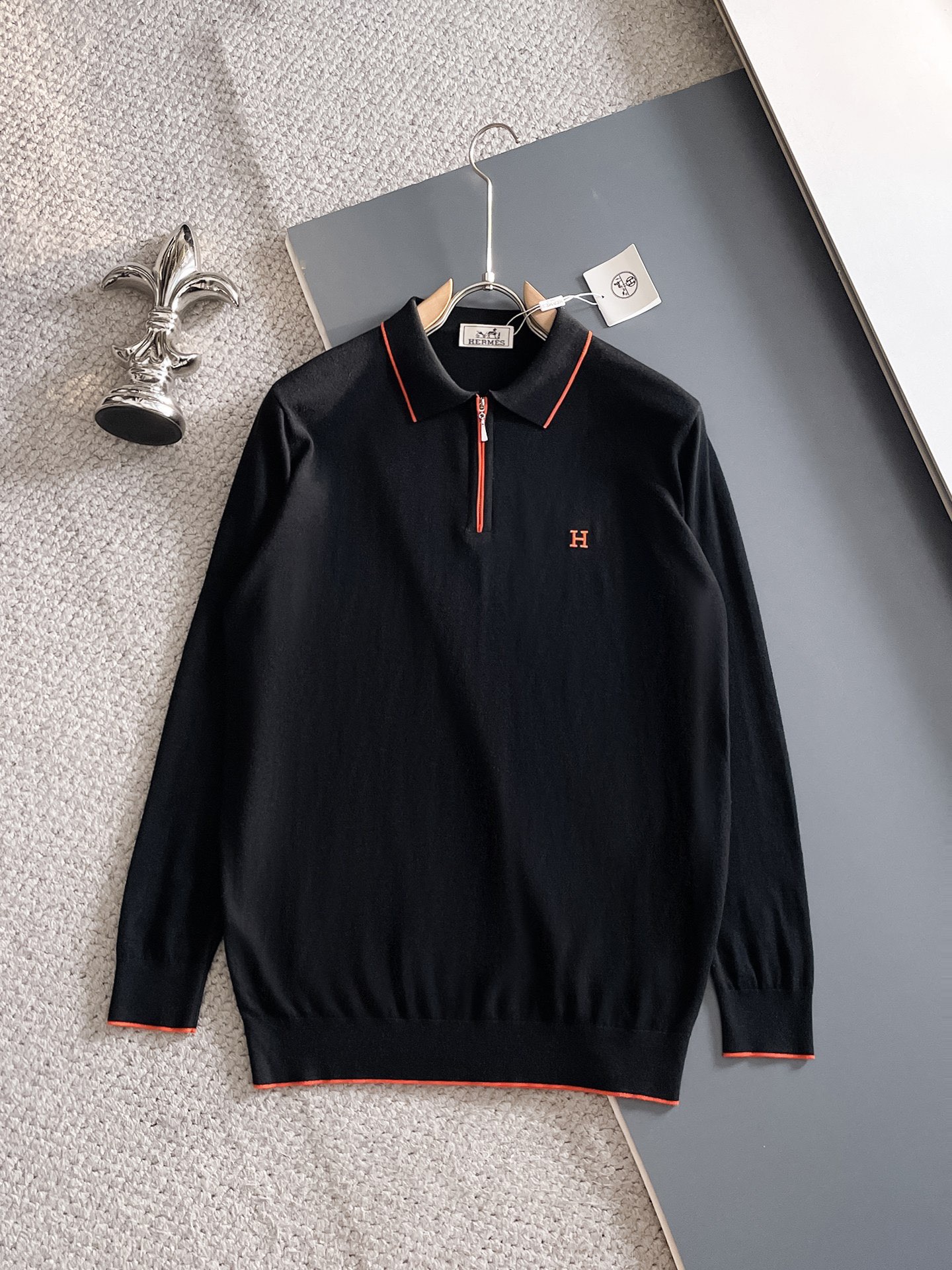 NO:729906,Support the HERMES2025 new men's classic lapel knitted Polo sweater series after the new year. Imported knitted fabrics are presented. The light and soft fabric is garment-dyed to create an elegant texture. The original custom-made imported yarn is dyed. Customized rib collar. Contrast rib design at the base. The classic style softens the inherent sportiness of the clothes. The versatile style makes it very suitable for single wear. All accessories are provided by customers. Made by customer-supplied yarn, thickness and regular warmth.  It is skin-friendly and delicate, does not make you sweaty, and is super comfortable. The solid color design makes the overall look stylish and stylish, suitable for both leisure and business!  Size M-3xL,,hermes,sweaters,19860909支持年后 HERMES2025新款男士经典翻领针织Polo毛衣系列  进口针织面料呈现.轻盈柔软的面料经过成衣染色,营造出优雅纹理,原版定制进口纱线色染 定制罗纹领口 起脚设计撞色罗纹 经典让衣服与生俱有的运动气息得以柔和.百搭风范令其非常适合单穿,所有辅料全部客供.客供纱制作,厚度和常规保暖 亲肤细腻不闷汗,超级舒服.纯色设计款,整体就是大气时尚,休闲商务都即可！ 码数M-3xL,,hermes,sweaters,,Men's clothing