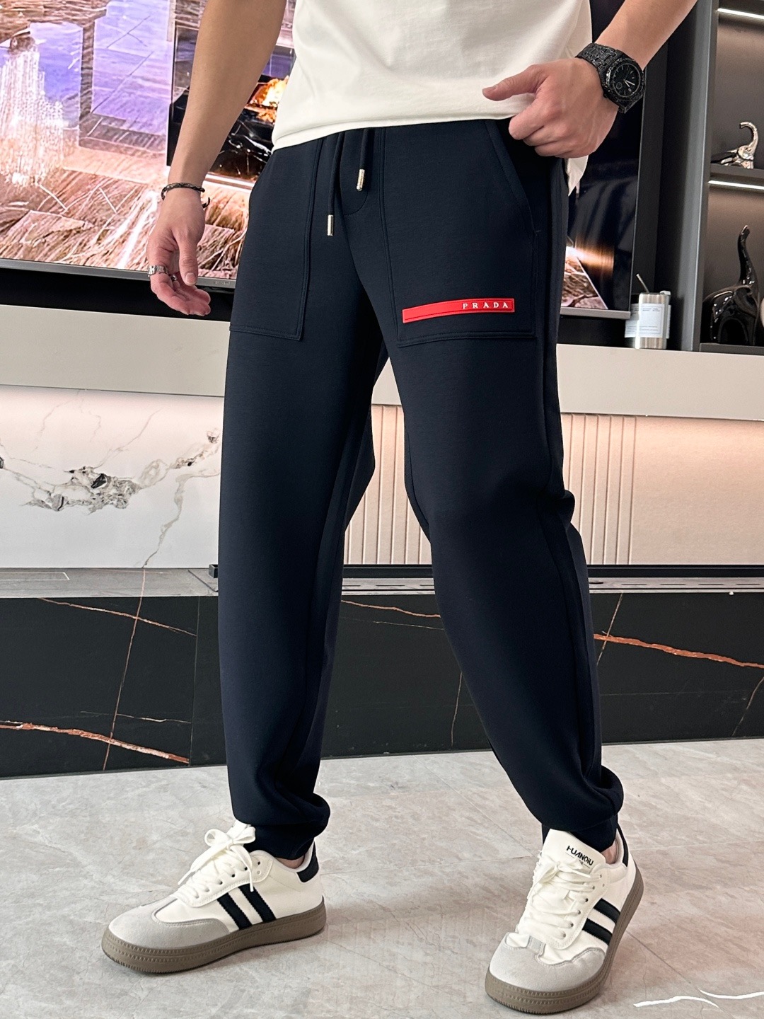NO:731739,.Prada Prad - supports exchange after the year - 2026 new spring and summer cupro modal air-layer casual sweatpants, embroidered with the iconic brand logo on the pants, customized brand-engraved hardware accessories, highlighting the brand style, carefully crafted from imported fabrics, soft, comfortable and breathable, fashionable and casual items, versatile and good-looking. Sizes S-4XL,, prada, prada,19860909.普拉达 Prad -支持年后退换-2026春夏新款铜氨丝莫代尔空气层休闲卫裤,裤身上刺绣标志性品牌标识,客供定制品牌刻印五金配件,彰显品牌格调,进口面料精心打造,柔软舒适透气,时尚休闲单品,百搭好看. 尺码S-4XL,,prada,prada,,Men's clothing