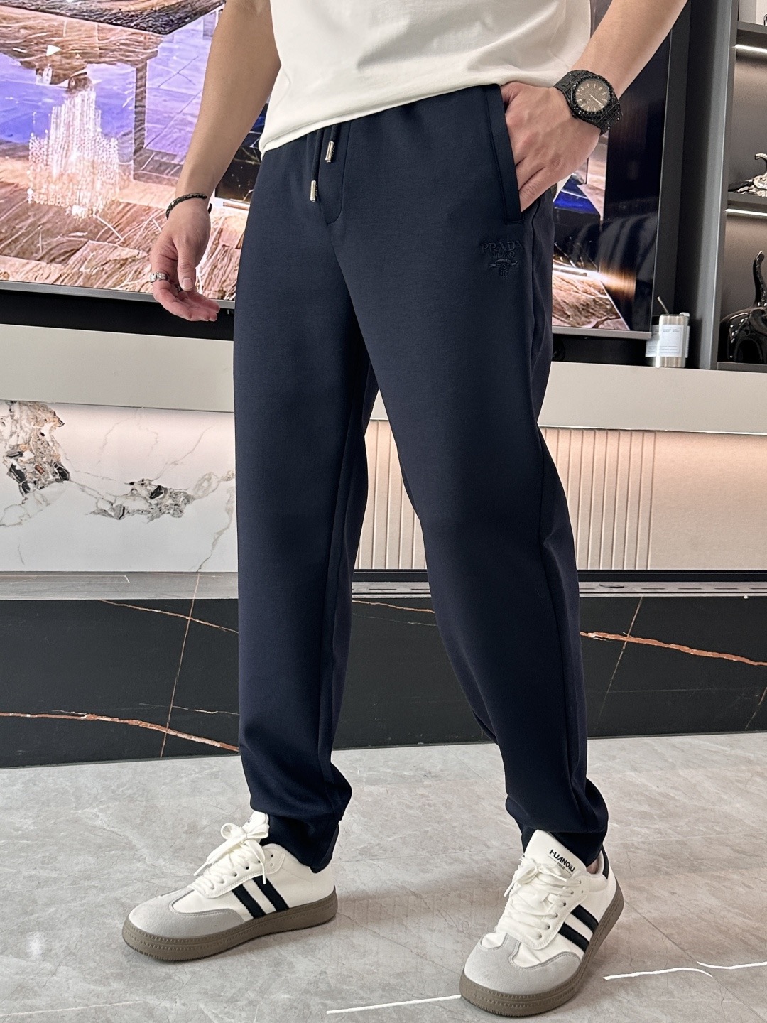 NO:731743,.Prad Prada - Support for exchange after the year - 2026 spring and summer new cupro modal air layer casual sweatpants, embroidered with the iconic brand logo on the pants, customized brand-engraved hardware accessories, highlighting the brand style, carefully crafted from imported fabrics, soft, comfortable and breathable, fashionable and casual items, versatile and good-looking. Sizes S-4XL,, prada, prada,19860909.Prad 普拉达 -支持年后退换-2026春夏新款铜氨丝莫代尔空气层休闲卫裤,裤身上刺绣标志性品牌标识,客供定制品牌刻印五金配件,彰显品牌格调,进口面料精心打造,柔软舒适透气,时尚休闲单品,百搭好看. 尺码S-4XL,,prada,prada,,Men's clothing