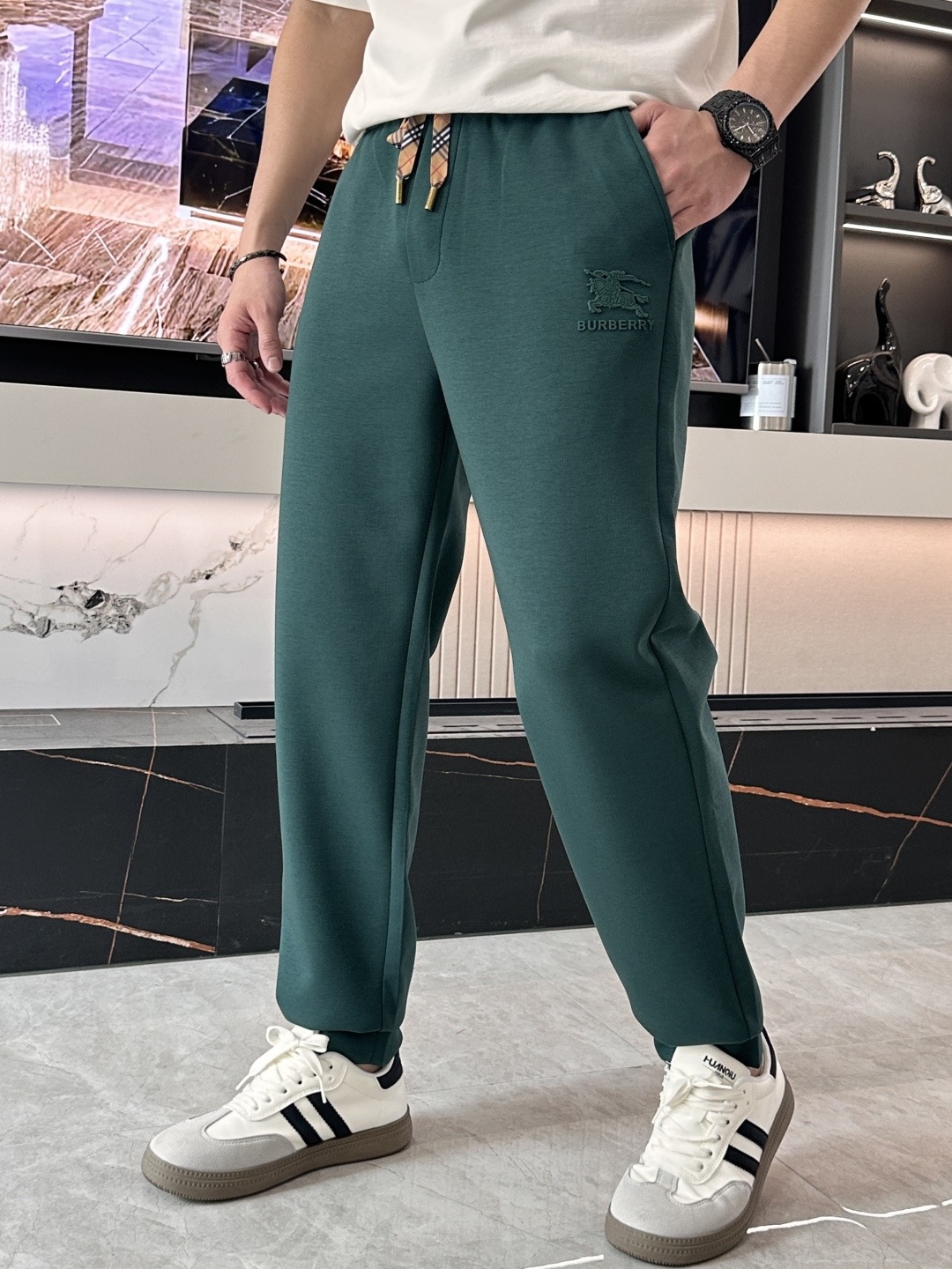 NO:731747,.Burberry - supports exchange after the end of the year - 2026 spring and summer new cupro modal air layer casual sweatpants, embroidered with the iconic brand logo on the pants, customized brand-engraved hardware accessories for customers, highlighting the brand style, carefully crafted from imported fabrics, soft, comfortable and breathable, fashionable and casual items, versatile and good-looking. Size S-4XL,, burberry,19860909.巴宝莉 -支持年后退换-2026春夏新款铜氨丝莫代尔空气层休闲卫裤,裤身上刺绣标志性品牌标识,客供定制品牌刻印五金配件,彰显品牌格调,进口面料精心打造,柔软舒适透气,时尚休闲单品,百搭好看. 尺码S-4XL,,burberry,,Men's clothing