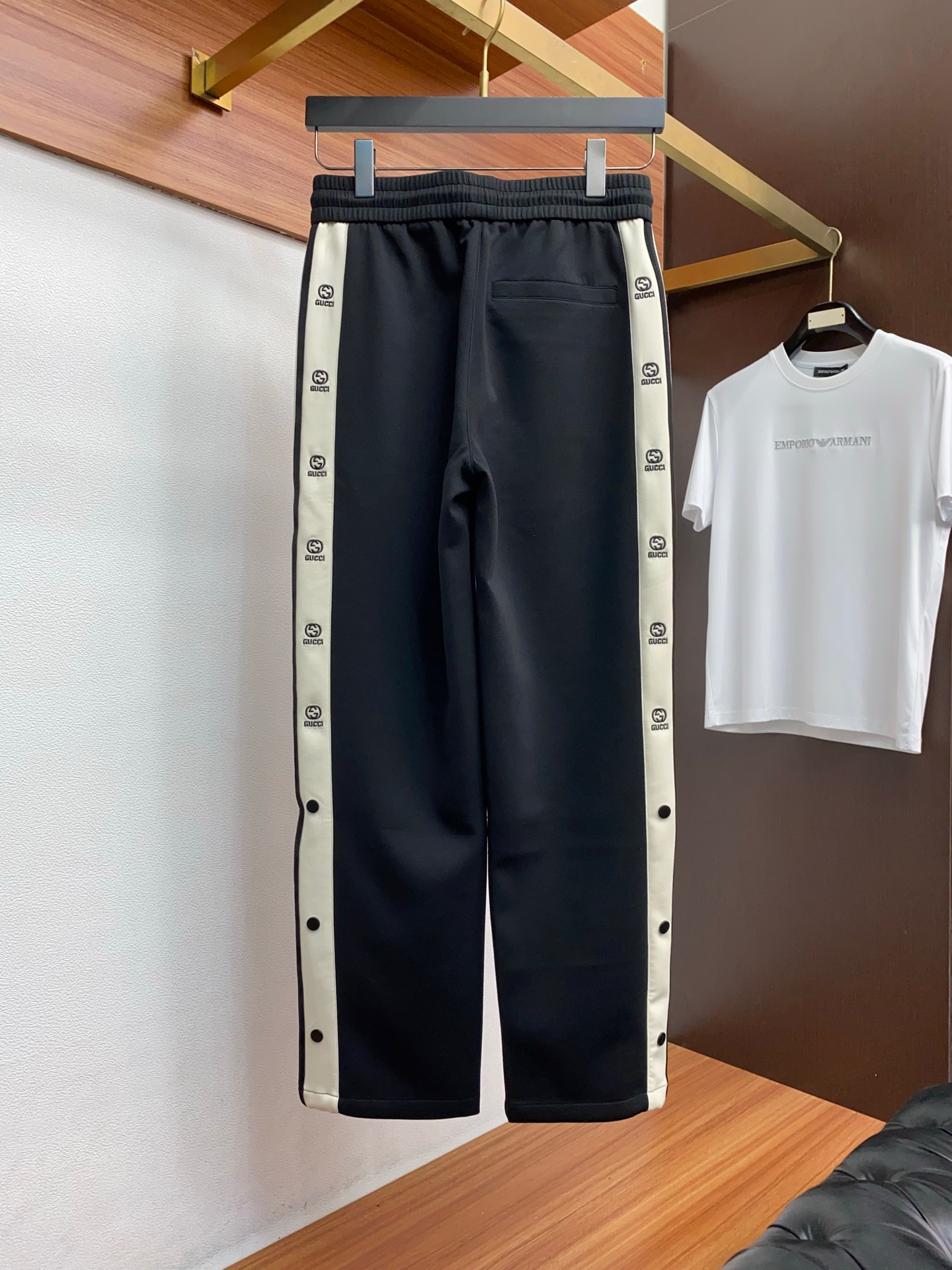 。古驰 专柜新品同步上市。原单订制高品质时尚休闲裤。超级百搭款。独家定制面料，手感细腻柔软，贴身舒适，上