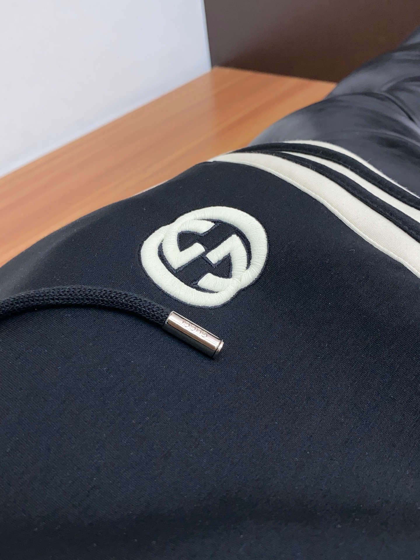 。古驰 专柜新品同步上市。原单订制高品质时尚休闲裤。超级百搭款。独家定制面料，手感细腻柔软，贴身舒适，上
