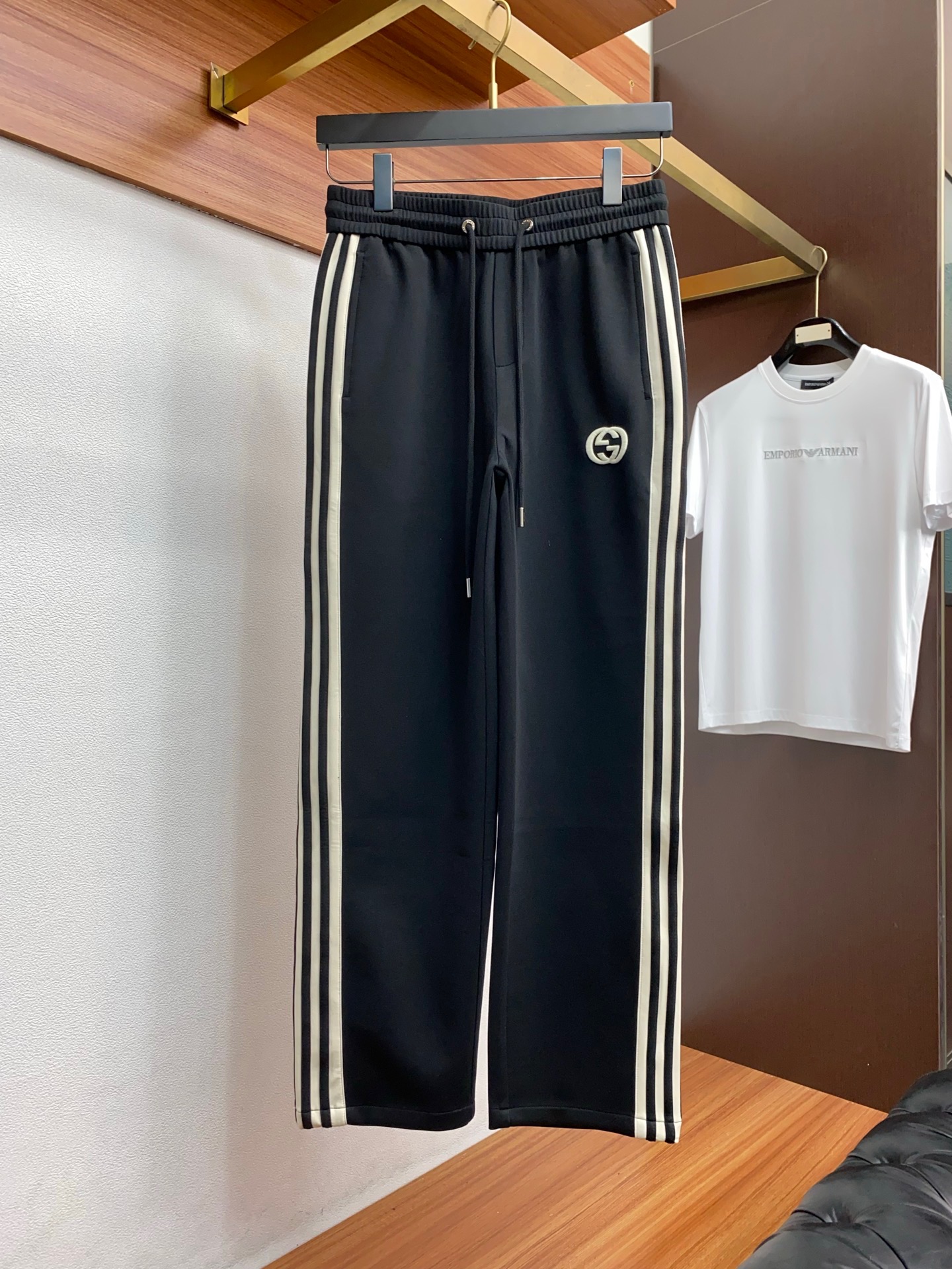 。古驰 专柜新品同步上市。原单订制高品质时尚休闲裤。超级百搭款。独家定制面料，手感细腻柔软，贴身舒适，上