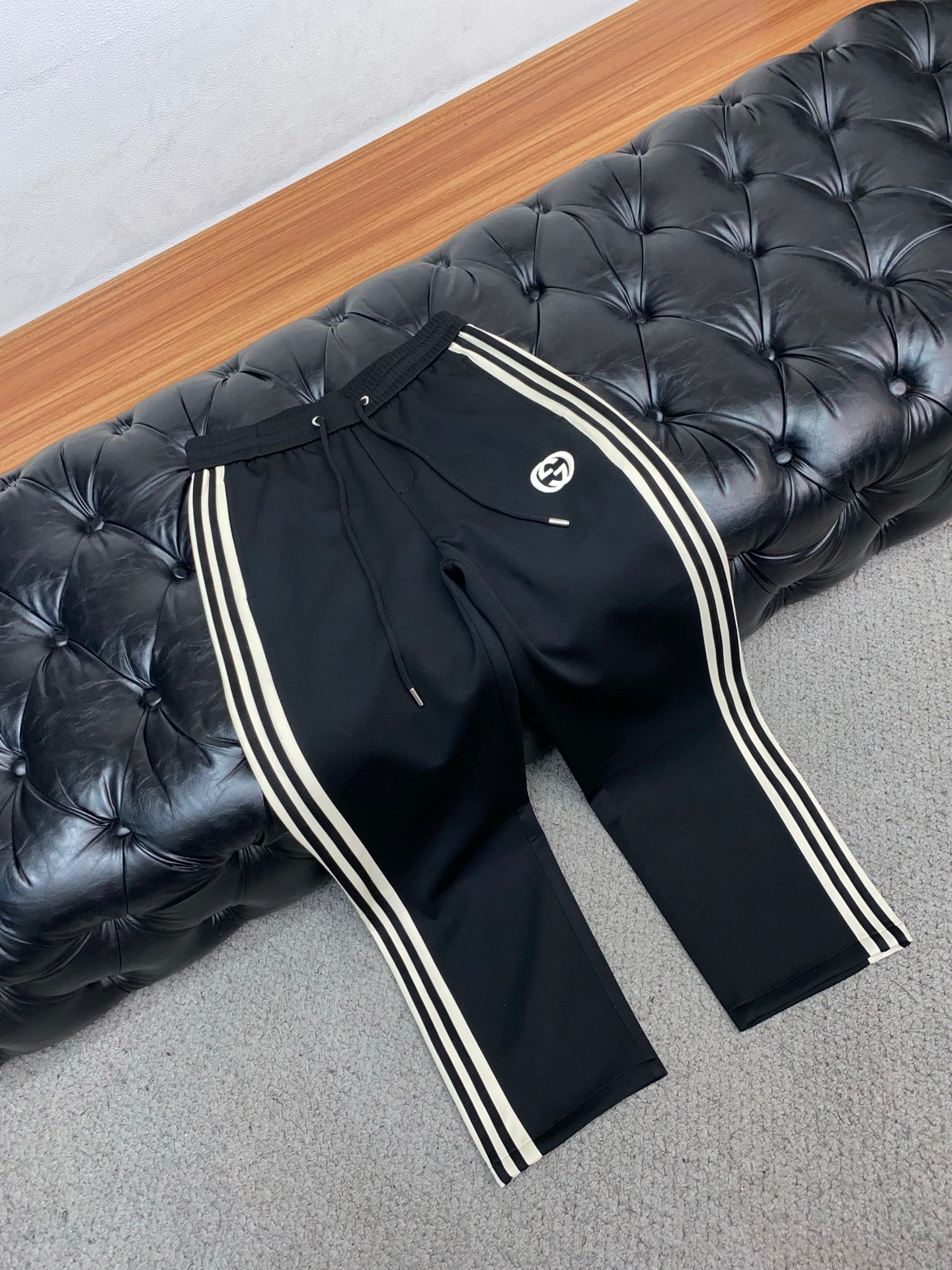 。古驰 专柜新品同步上市。原单订制高品质时尚休闲裤。超级百搭款。独家定制面料，手感细腻柔软，贴身舒适，上