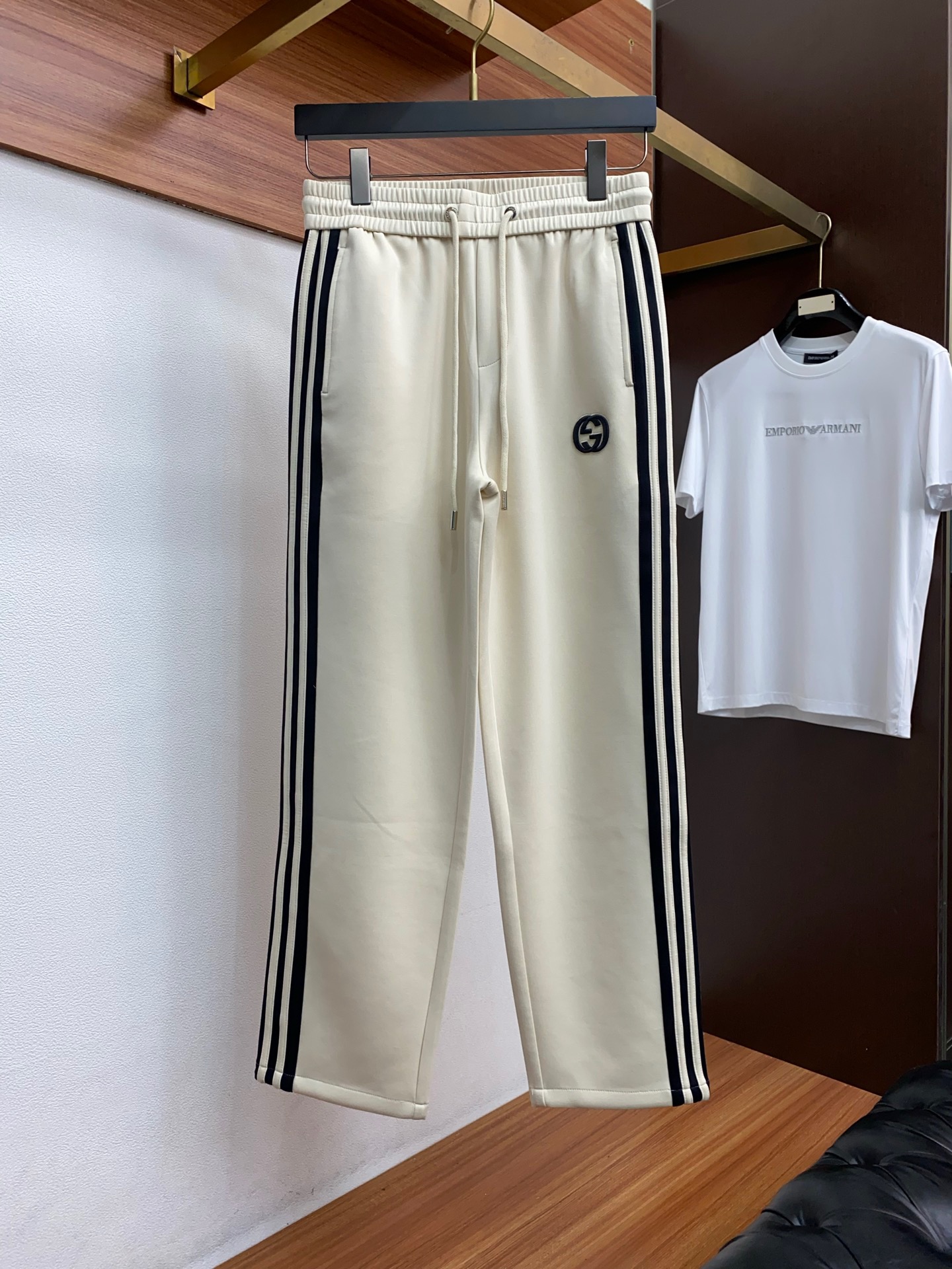 。古驰 专柜新品同步上市。原单订制高品质时尚休闲裤。超级百搭款。独家定制面料，手感细腻柔软，贴身舒适，上