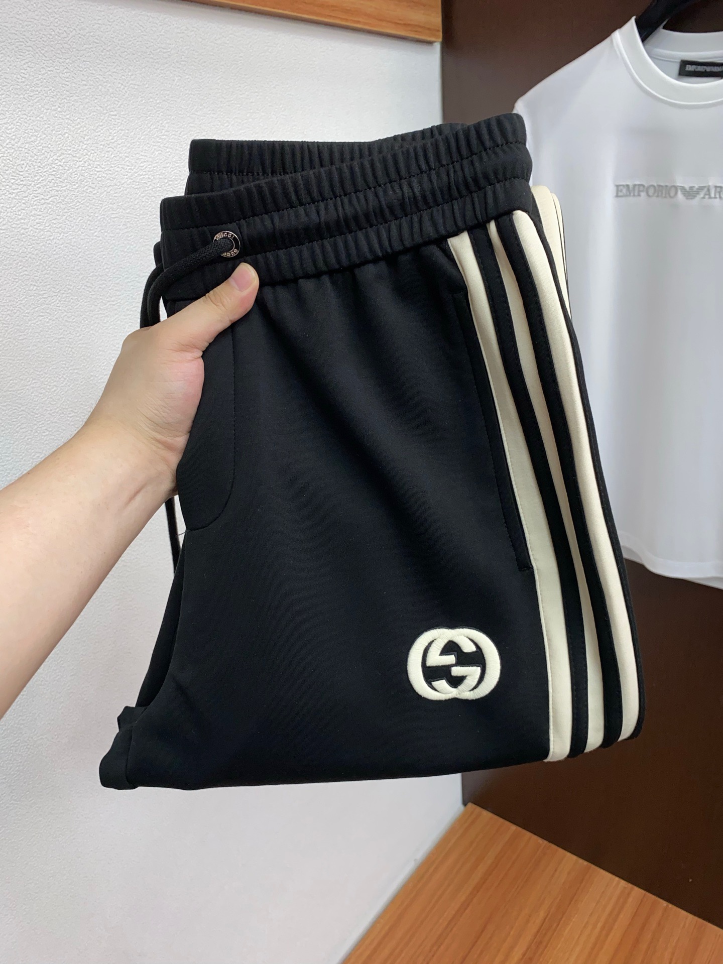 。古驰 专柜新品同步上市。原单订制高品质时尚休闲裤。超级百搭款。独家定制面料，手感细腻柔软，贴身舒适，上