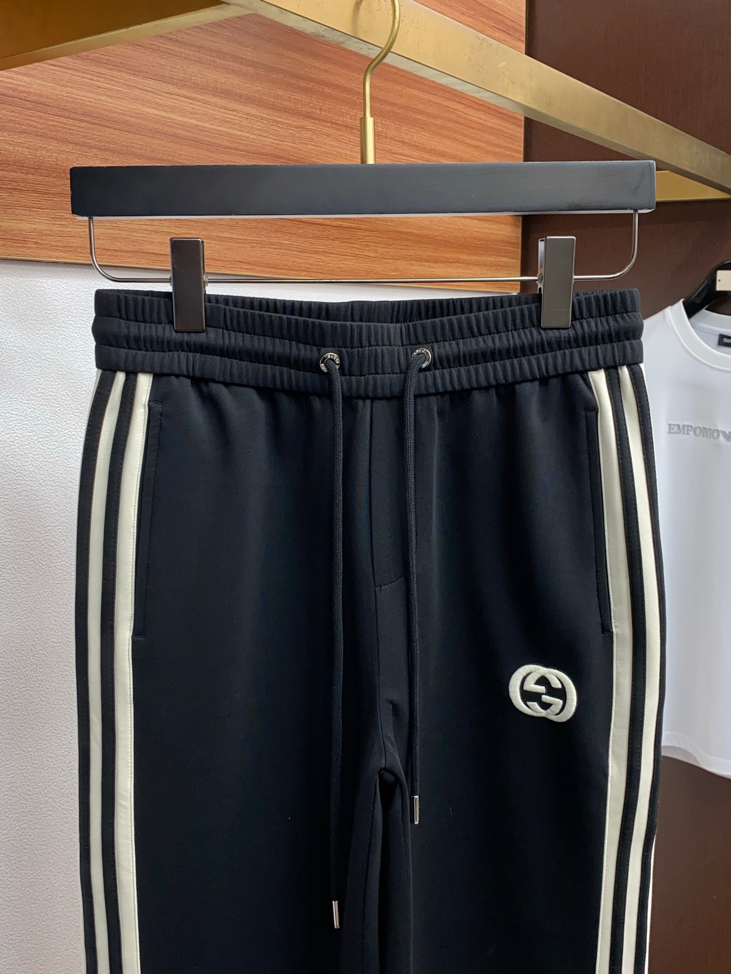 。古驰 专柜新品同步上市。原单订制高品质时尚休闲裤。超级百搭款。独家定制面料，手感细腻柔软，贴身舒适，上