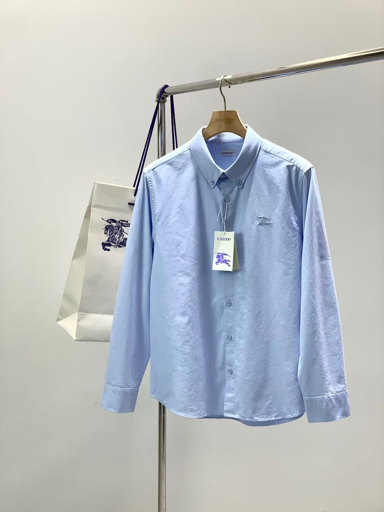 NO:842055,.[Burberry] Fashionable and simple spring shirt. It is famous for its simple and delicate design and high-quality details. It is perfectly cut and marked with the latest British hanging point thread technology. It is more perfect and the materials are meticulous. It is suitable for any occasion. It feels excellent, comfortable and breathable! It is the choice of men who pay attention to practicality and quality. The quality of the original order is synchronized with the official website [strong]. New models are on the market. Sold immediately. There is a large stock [handshake] 174 140 pounds. Wear M The maximum size is 190 pounds. S-XL., burberry, shirts,19860909.【 巴宝莉】 时尚简约 春季衬衫 简洁细腻的设计和高质细节而闻名,裁剪完美,后标最新英国吊点线技术,更加完美,用料一丝不苟,适合任何场合, 手感极佳 舒服又透气! 是注重实用和品质的男士的选择.原單品質 官網同步[强].新款上市 即转即卖 有大货[握手] 174 140斤 穿M 最大穿190斤.S-XL.,,burberry,shirts,,Men's clothing