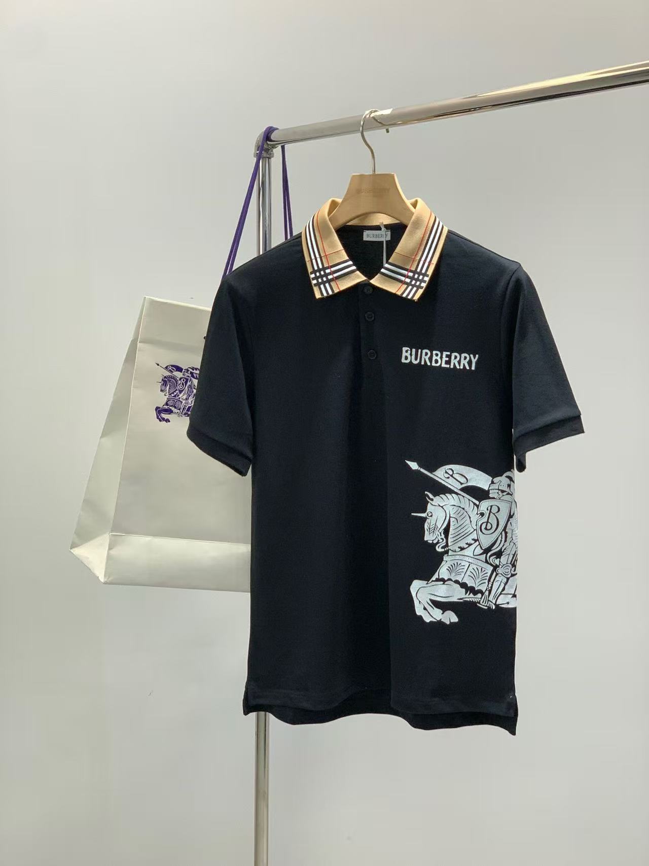 NO:842064,.【Burberry】Fashionable and simple short-sleeved T-shirt. It is famous for its simple and delicate design and high-quality details. It is perfectly cut and marked with the latest British hanging point thread technology. It is even more perfect. The materials are meticulous and suitable for any occasion. It feels excellent, comfortable and breathable! It is the choice of men who pay attention to practicality and quality. The original quality is synchronized with the official website [strong]. New models are on the market. Sold immediately. There is a large stock [handshake] 174 143 pounds wearing size M. Can wear up to 190 pounds! S-XL.,,burberry,T-shirt,tees,t-shirt,19860909.【 巴宝莉】 时尚简约 短袖T恤 简洁细腻的设计和高质细节而闻名,裁剪完美,后标最新英国吊点线技术,更加完美,用料一丝不苟,适合任何场合, 手感极佳 舒服又透气! 是注重实用和品质的男士的选择.原單品質 官網同步[强].新款上市 即转即卖 有大货[握手] 174 143斤穿M码 最大可以穿190斤！S-XL.,,burberry,T-shirt,tees，t-shirt,,Men's clothing