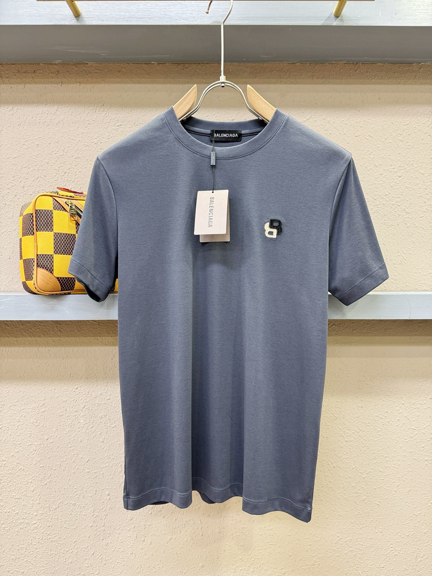 NO:902747,.[Balenciaga] Stylish and simple short-sleeved T-shirt. It is famous for its simple and delicate design and high-quality details. It is perfectly cut and marked with the latest British hanging point thread technology. It is even more perfect. The materials are meticulous and suitable for any occasion. It feels excellent, comfortable and breathable! It is the choice of men who pay attention to practicality and quality. The original quality is synchronized with the official website [strong]. New models are on the market. Sold immediately. Large quantities are available [Handshake] 174 140 pounds in L size Can wear up to 200 pounds! M-4XL.,,balenciaga,T-shirt,tees,t-shirt,19860909.【 巴黎世家】 时尚简约 短袖T恤 简洁细腻的设计和高质细节而闻名,裁剪完美,后标最新英国吊点线技术,更加完美,用料一丝不苟,适合任何场合, 手感极佳 舒服又透气! 是注重实用和品质的男士的选择.原單品質 官網同步[强].新款上市 即转即卖 有大货[握手] 174 140斤穿L码 最大可以穿200斤！M-4XL.,,balenciaga,T-shirt,tees，t-shirt,,Men's clothing